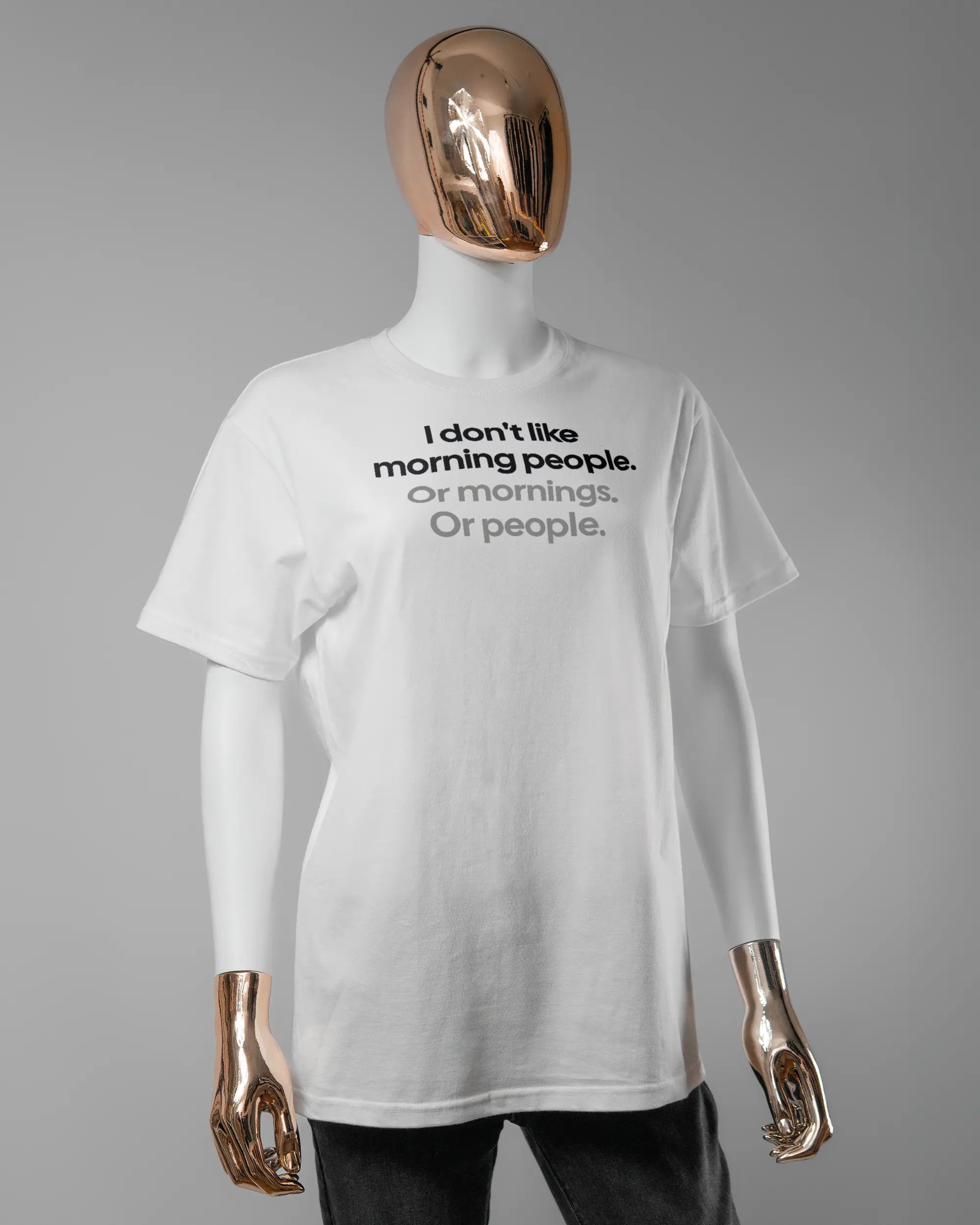 Vorderseite des Basic Unisex T-Shirt Soft von Maondo mit dem Design Morning Person in der Farbe White und in der Größe S getragen von einer femininen Puppe