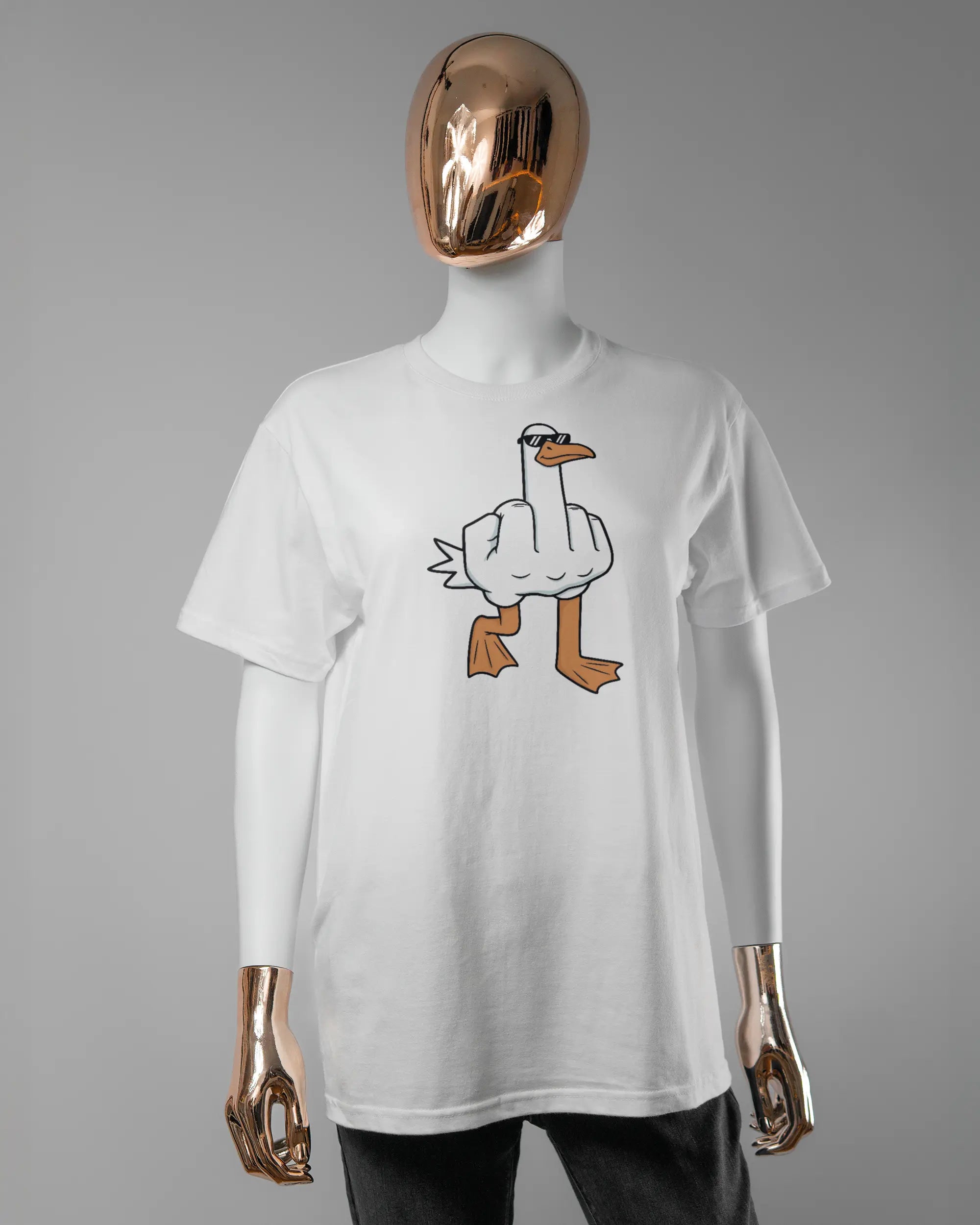 Vorderseite des Basic Unisex T-Shirt Soft von Maondo mit dem Design I give a duck in der Farbe White und in der Größe S getragen von einer femininen Puppe