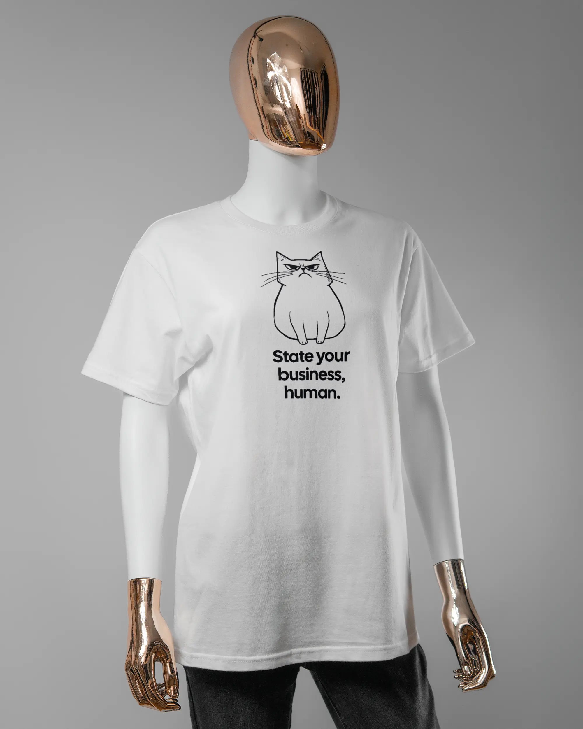 Vorderseite des Basic Unisex T-Shirt Soft von Maondo mit dem Design Grumpy Purr in der Farbe White und in der Größe S getragen von einer femininen Puppe