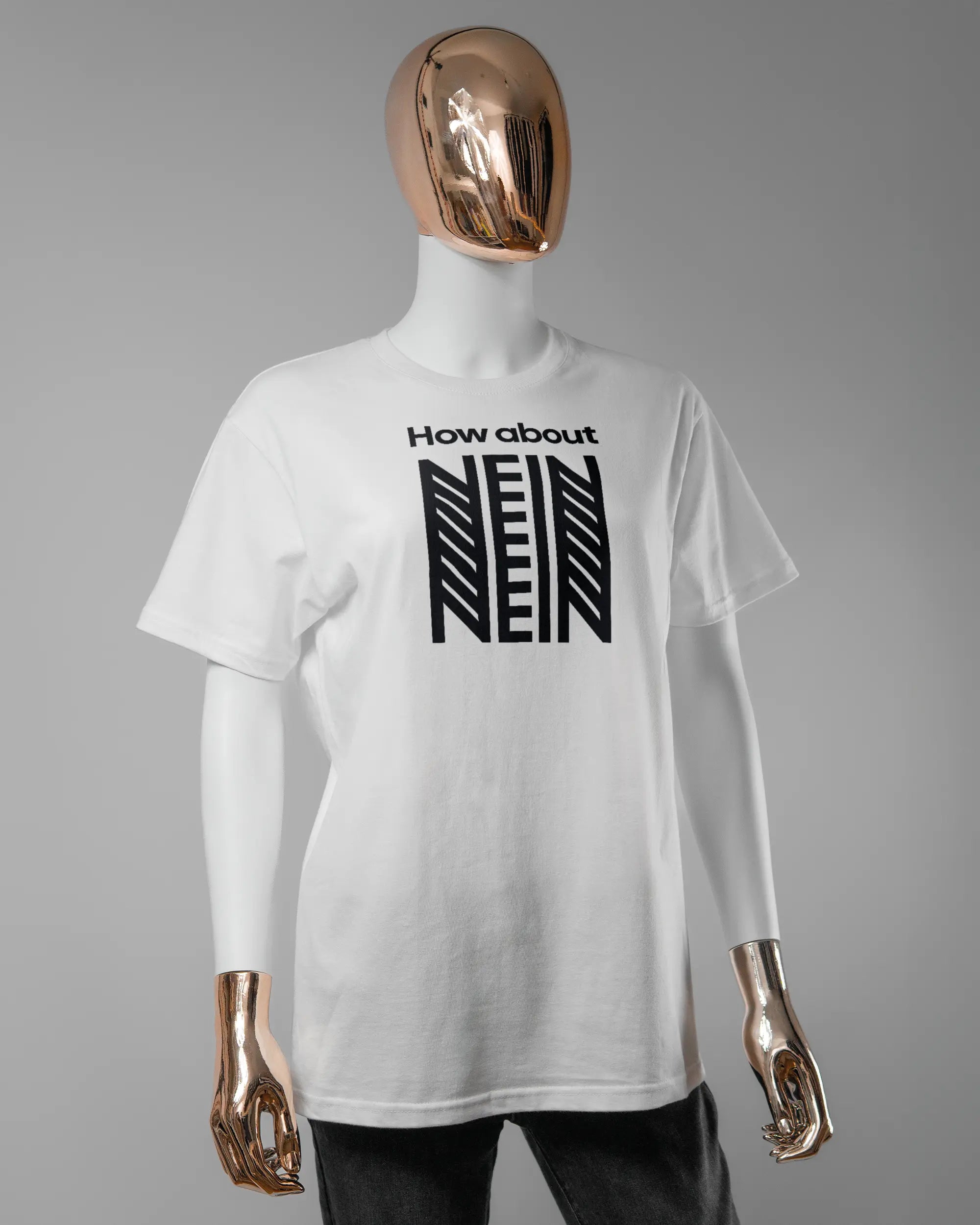 Vorderseite des Basic Unisex T-Shirt Soft von Maondo mit dem Design How about nein in der Farbe White und in der Größe S getragen von einer femininen Puppe