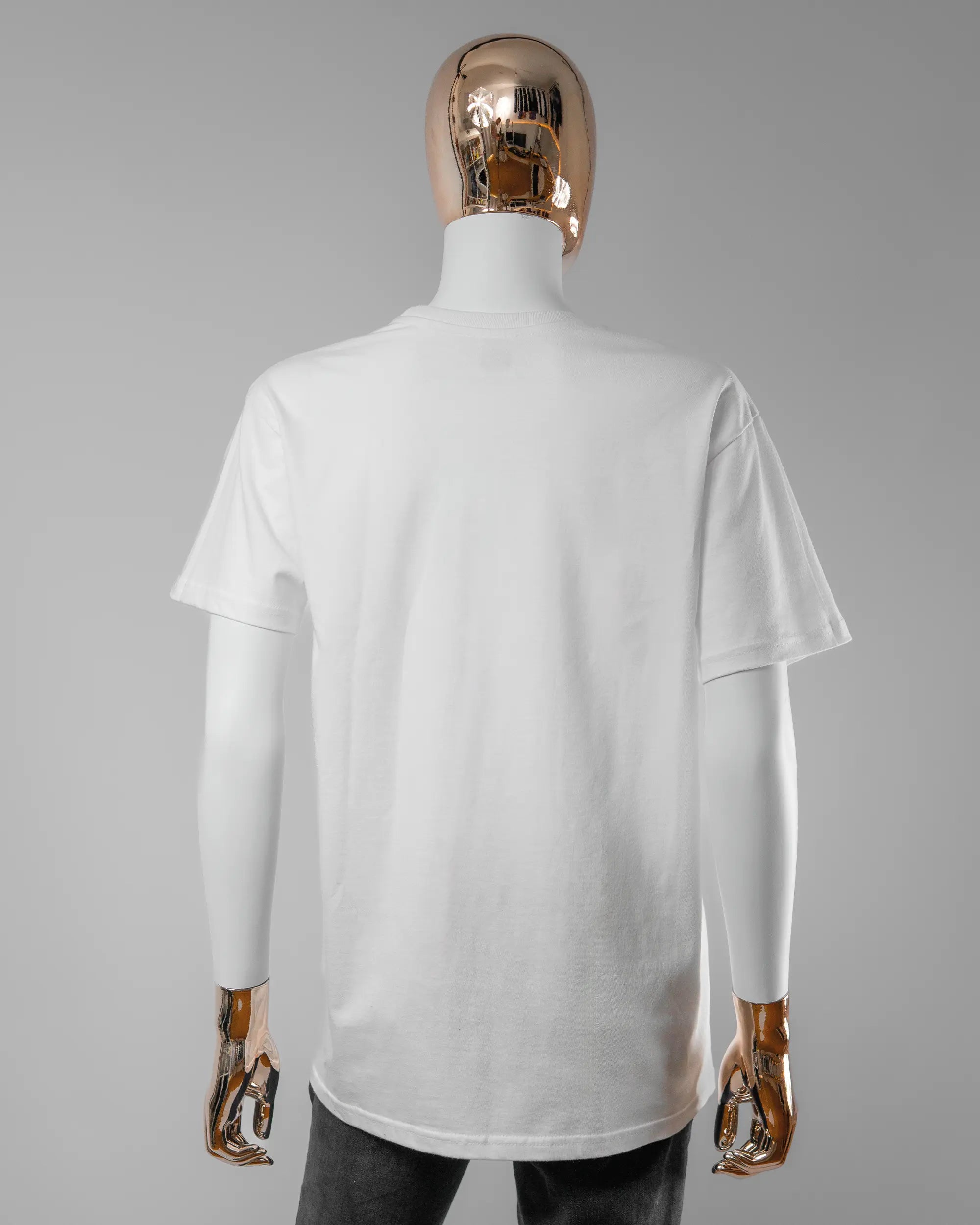 Rückseite des Basic Unisex T-Shirt Soft von Maondo ohne Motiv in der Farbe White und in der Größe S getragen von einer femininen Puppe