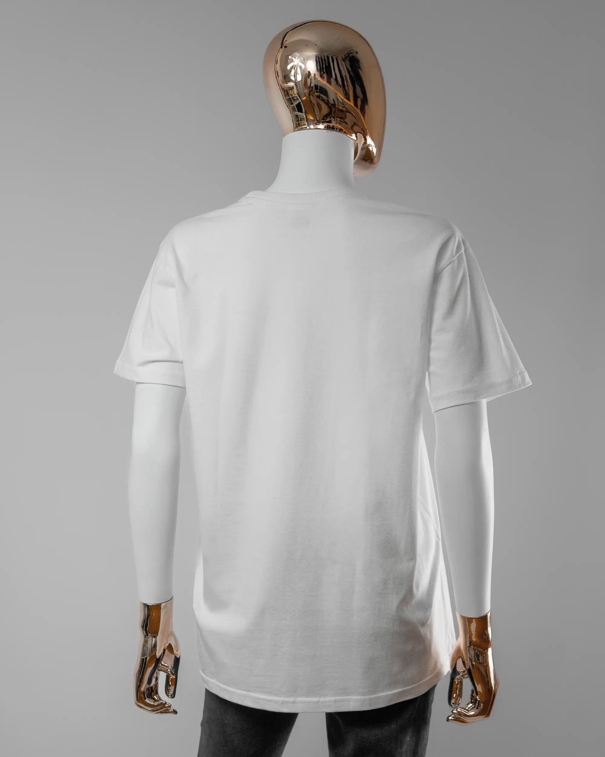 Rückseite des Basic Unisex T-Shirt Soft von Maondo ohne Motiv in der Farbe White und in der Größe S getragen von einer femininen Puppe