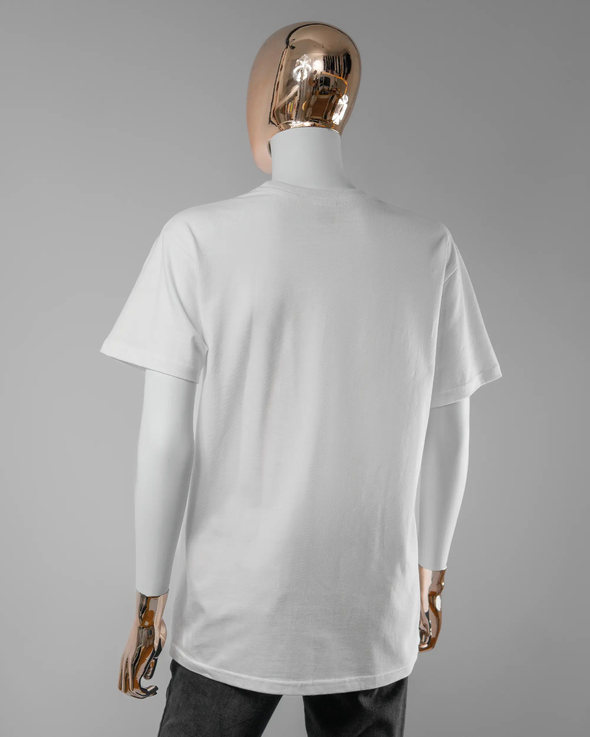 Rückseite des Basic Unisex T-Shirt Soft von Maondo ohne Motiv in der Farbe White und in der Größe S getragen von einer femininen Puppe