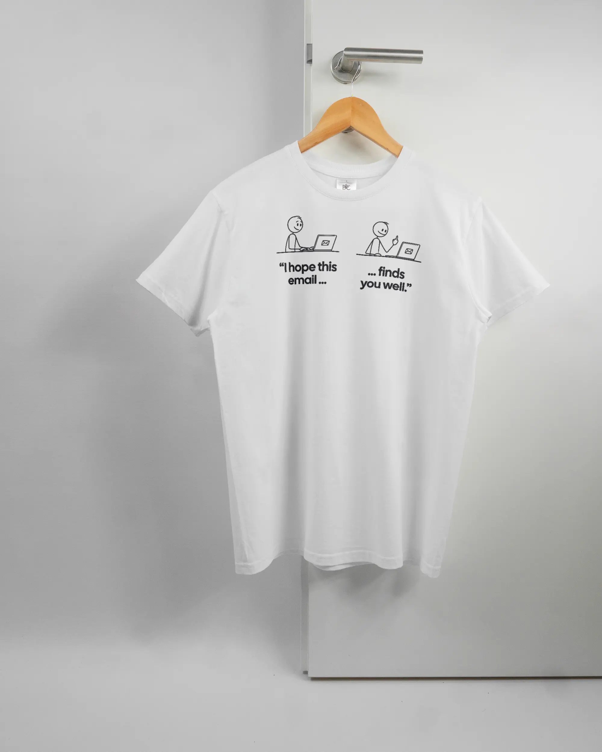 Vorderseite des Basic Unisex T-Shirt Soft von Maondo mit dem Design Found me not well in der Farbe White und in der Größe S auf einem Bügel an der Türklinke aufgehängt