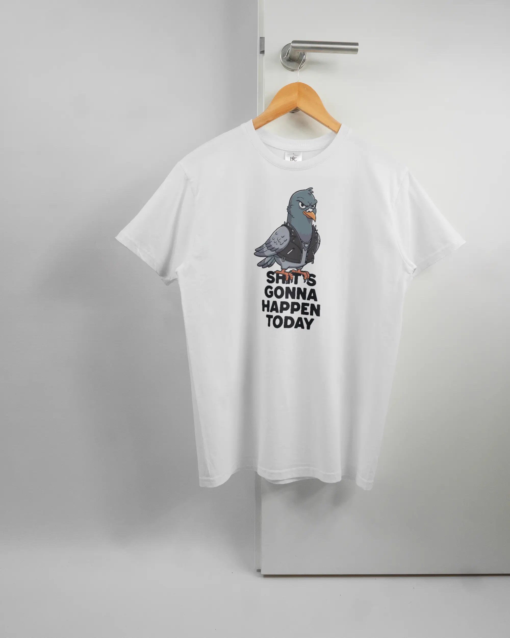 Vorderseite des Basic Unisex T-Shirt Soft von Maondo mit dem Design Pigeon Pun in der Farbe White und in der Größe S auf einem Bügel an der Türklinke aufgehängt