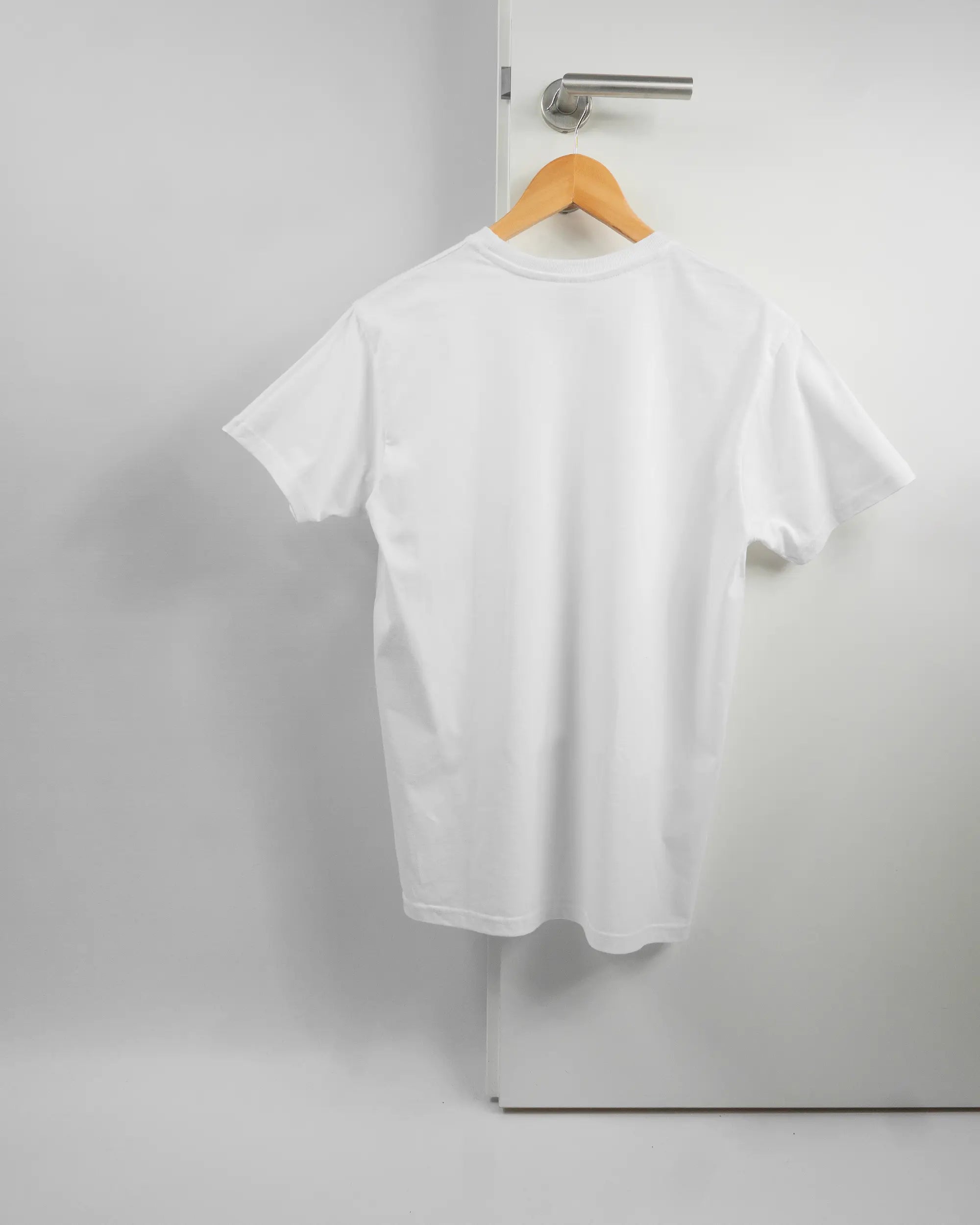 Rückseite des Basic Unisex T-Shirt Soft von Maondo ohne Motiv in der Farbe White und in der Größe S auf einem Bügel an der Türklinke aufgehängt