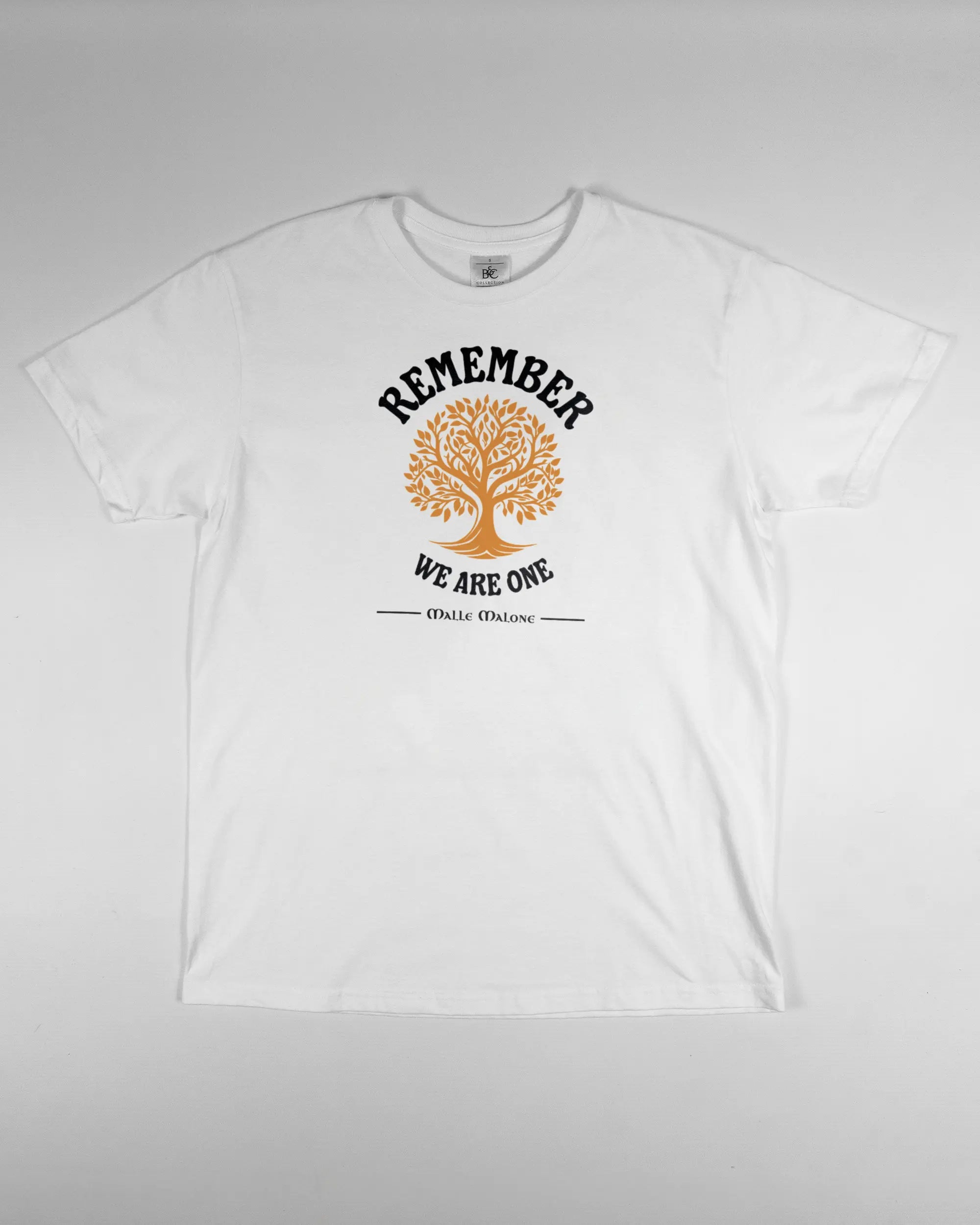Vorderseite des Basic Unisex T-Shirt Soft von Maondo mit dem Design We are one in der Farbe White und in der Größe S flach auf den Boden gelegt