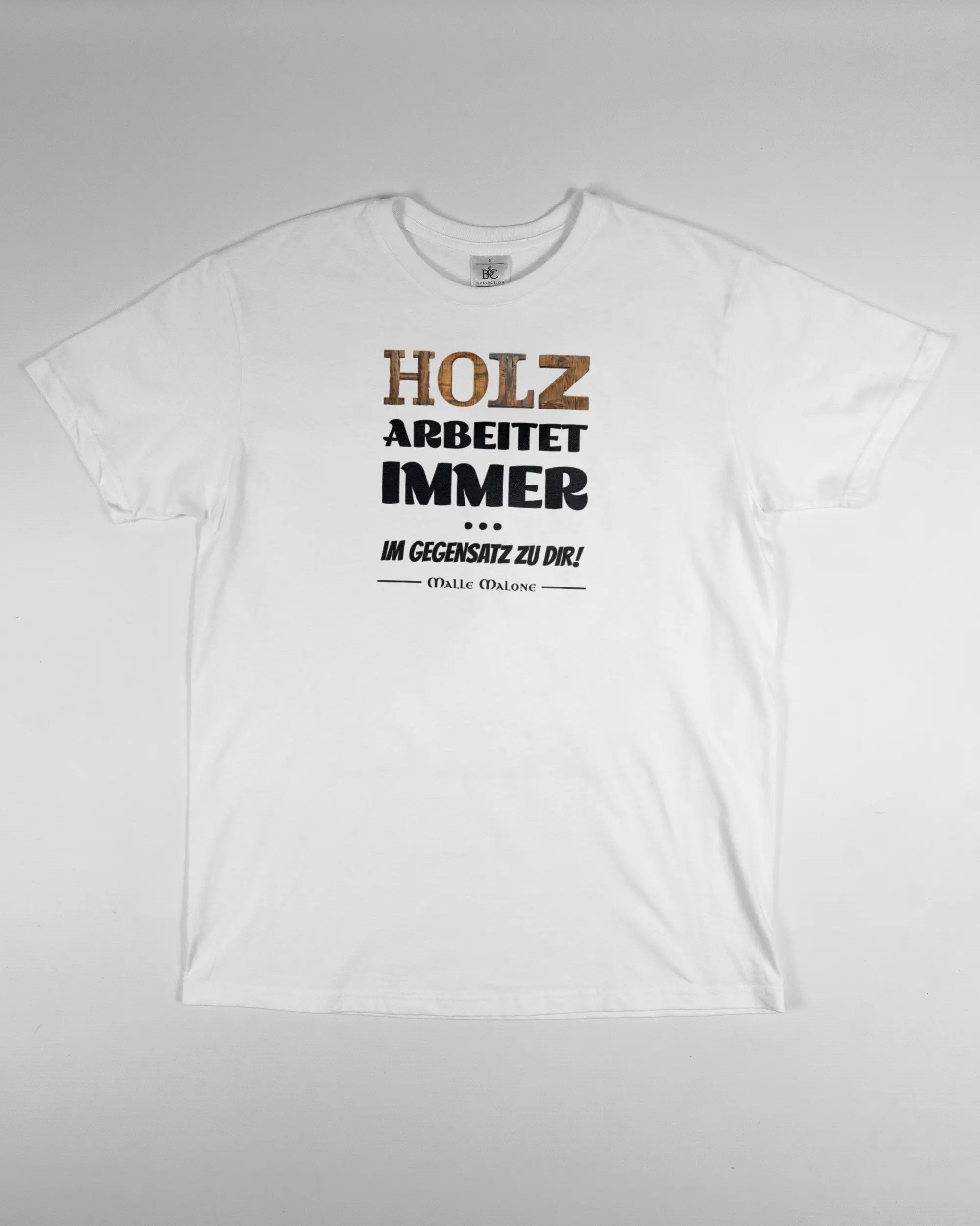 Vorderseite des Basic Unisex T-Shirt Soft von Maondo mit dem Design Holzarbeit in der Farbe White und in der Größe S flach auf den Boden gelegt