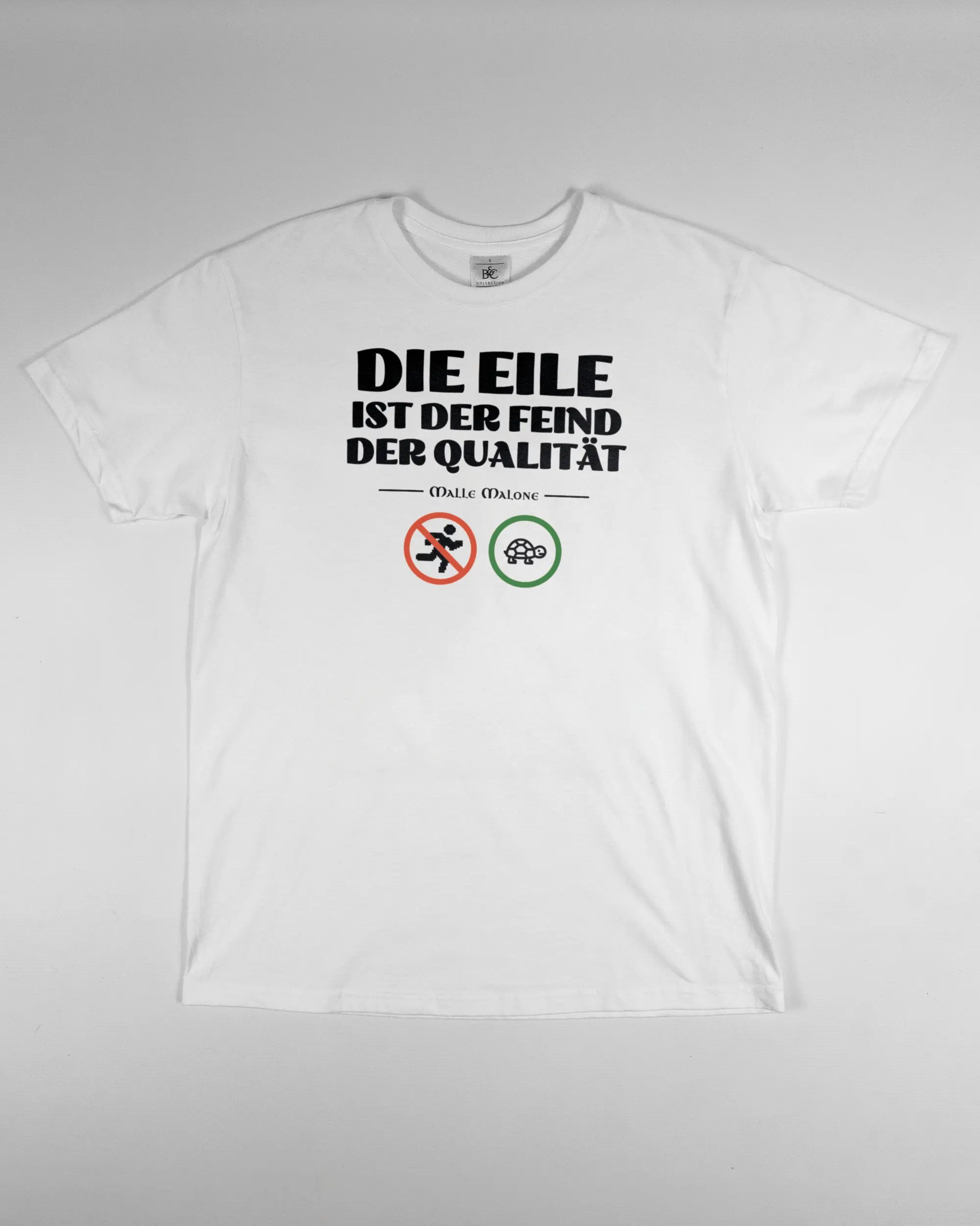 Vorderseite des Basic Unisex T-Shirt Soft von Maondo mit dem Design Keine Eile in der Farbe White und in der Größe S flach auf den Boden gelegt