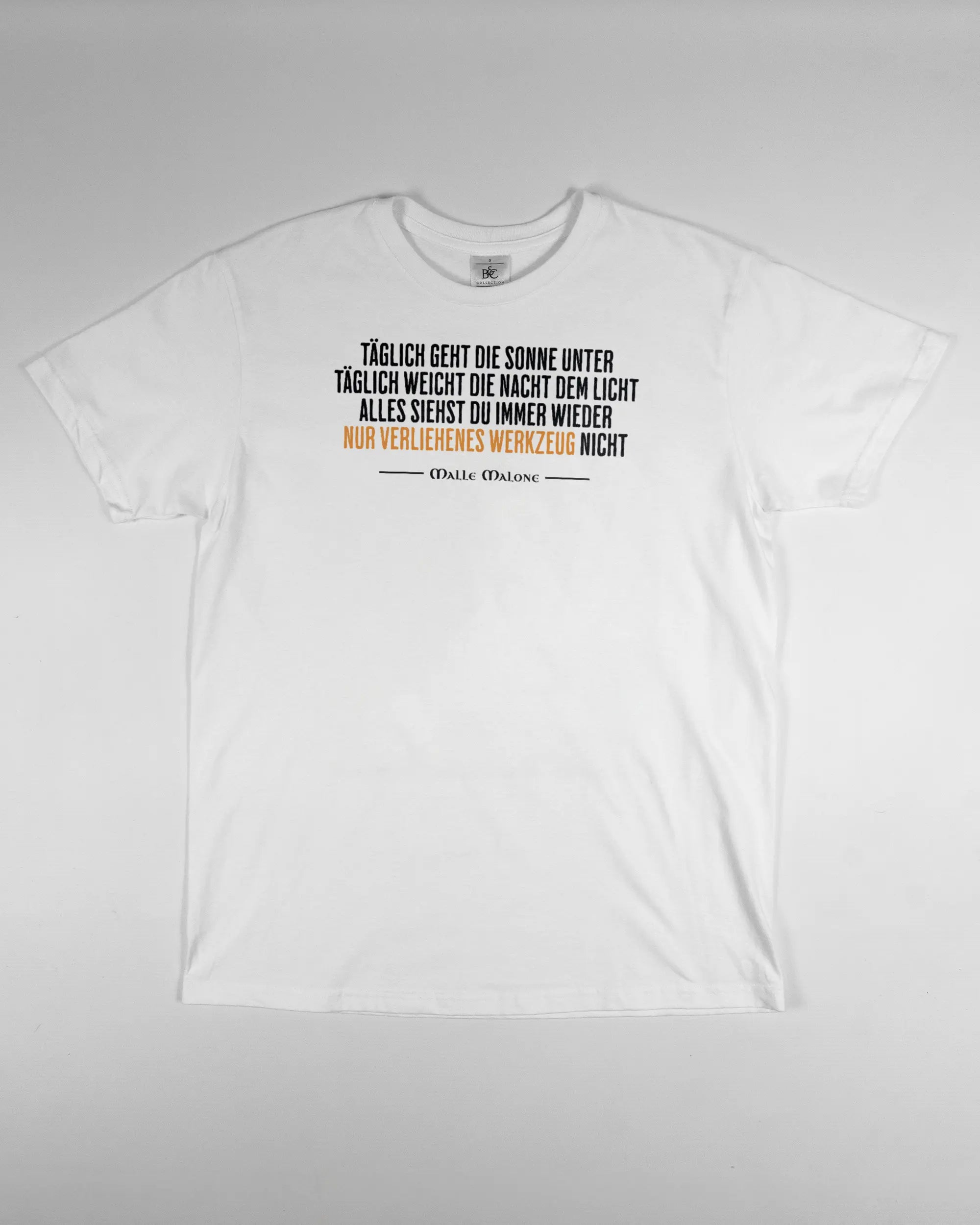 Vorderseite des Basic Unisex T-Shirt Soft von Maondo mit dem Design Wegzeug in der Farbe White und in der Größe S flach auf den Boden gelegt