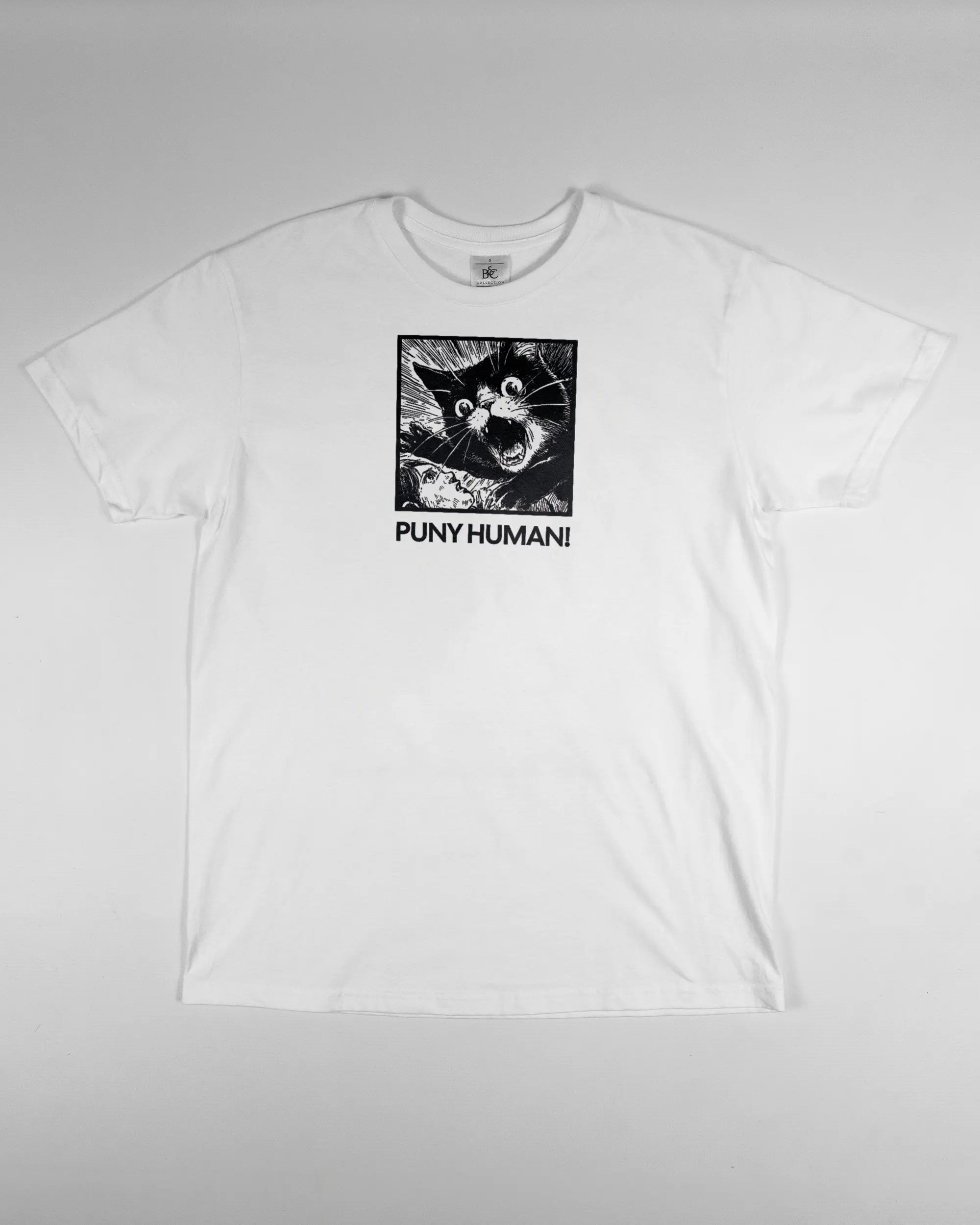 Vorderseite des Basic Unisex T-Shirt Soft von Maondo mit dem Design Puny Human in der Farbe White und in der Größe S flach auf den Boden gelegt