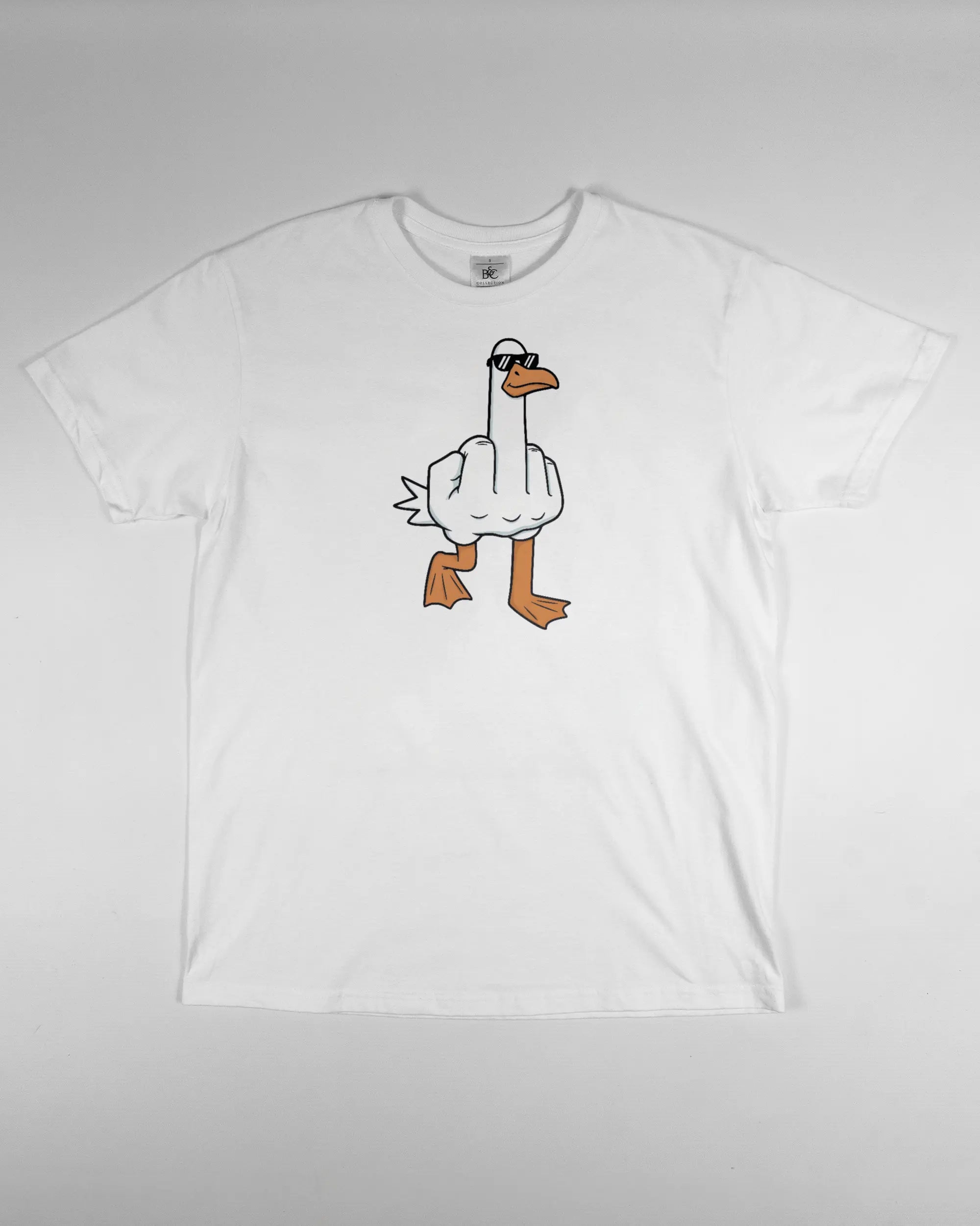 Vorderseite des Basic Unisex T-Shirt Soft von Maondo mit dem Design I give a duck in der Farbe White und in der Größe S flach auf den Boden gelegt