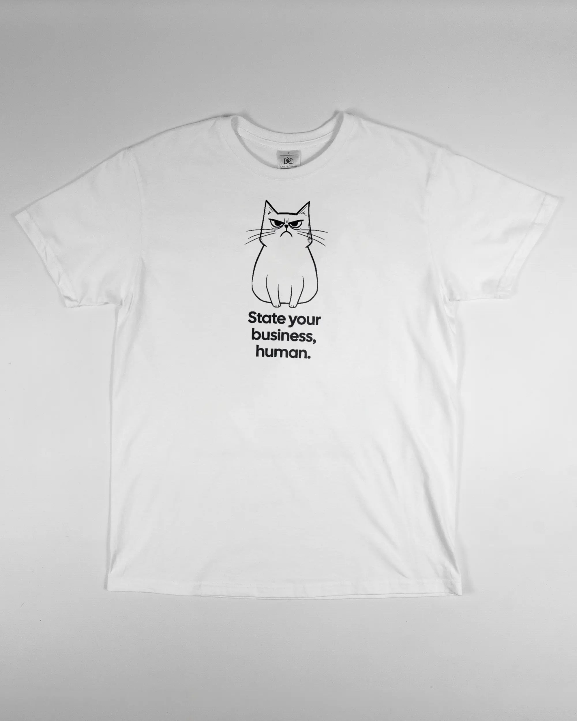 Vorderseite des Basic Unisex T-Shirt Soft von Maondo mit dem Design Grumpy Purr in der Farbe White und in der Größe S flach auf den Boden gelegt