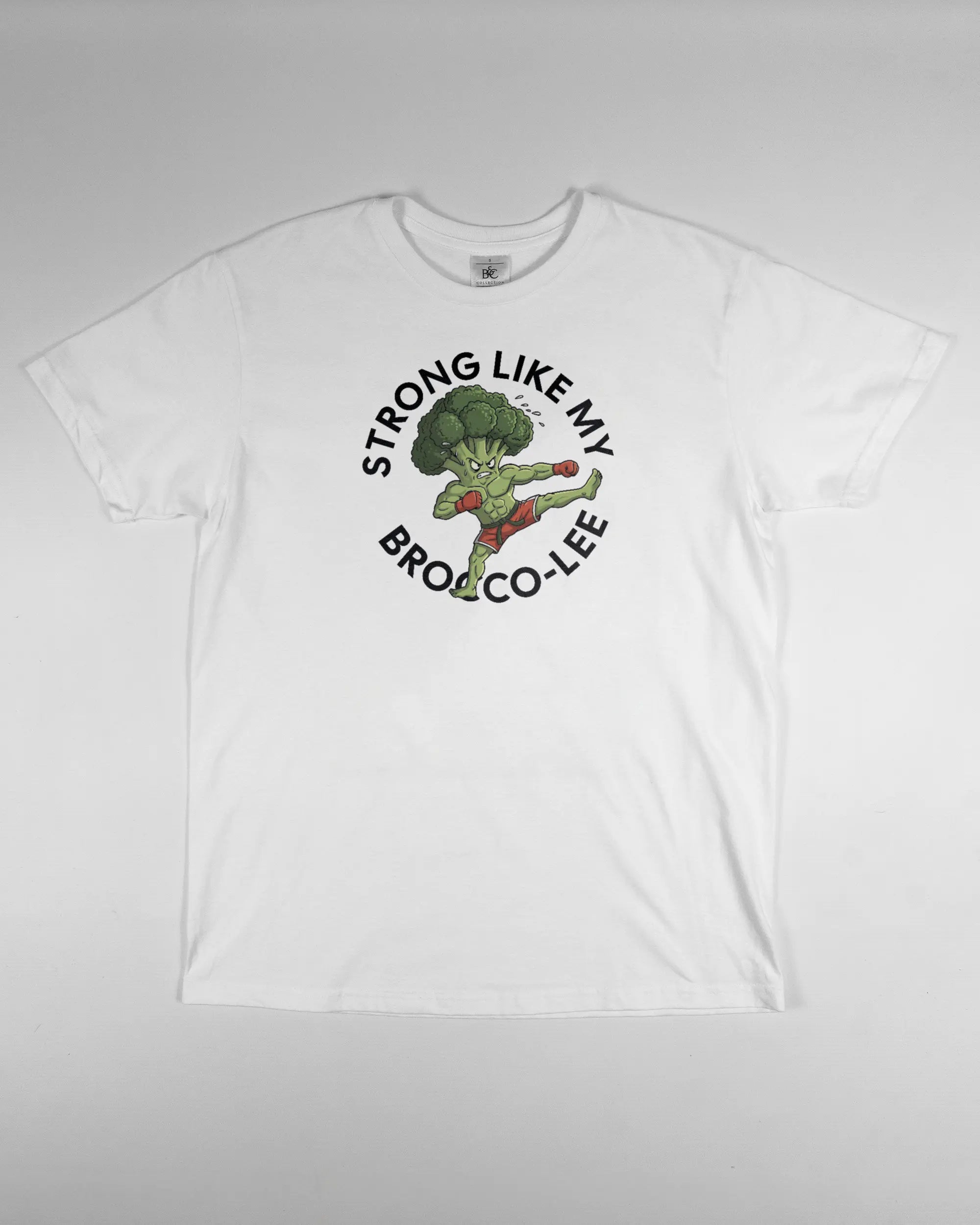 Vorderseite des Basic Unisex T-Shirt Soft von Maondo mit dem Design Brocco-Lee in der Farbe White und in der Größe S flach auf den Boden gelegt