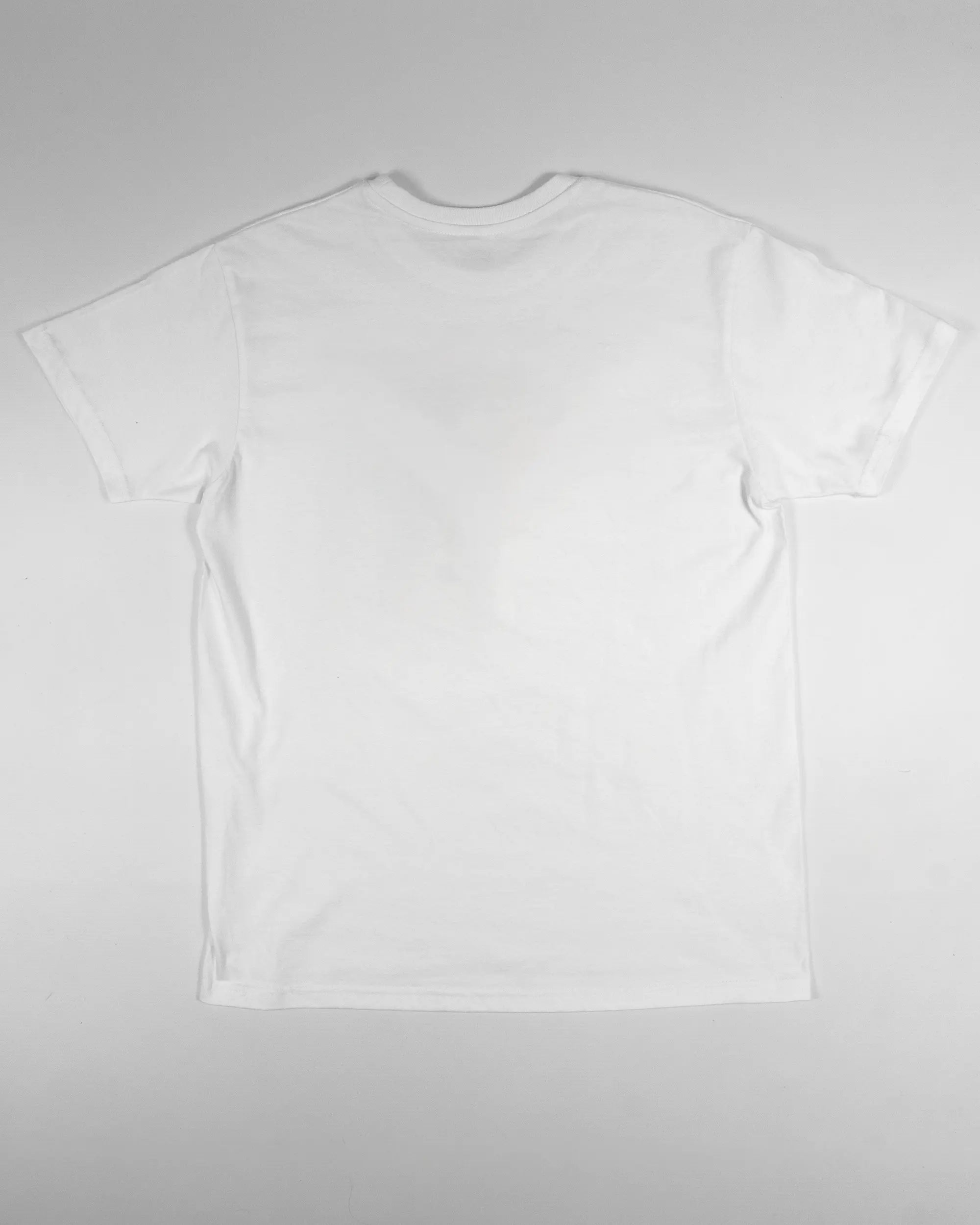 Rückseite des Basic Unisex T-Shirt Slim von Maondo ohne Motiv in der Farbe White und in der Größe S flach auf den Boden gelegt