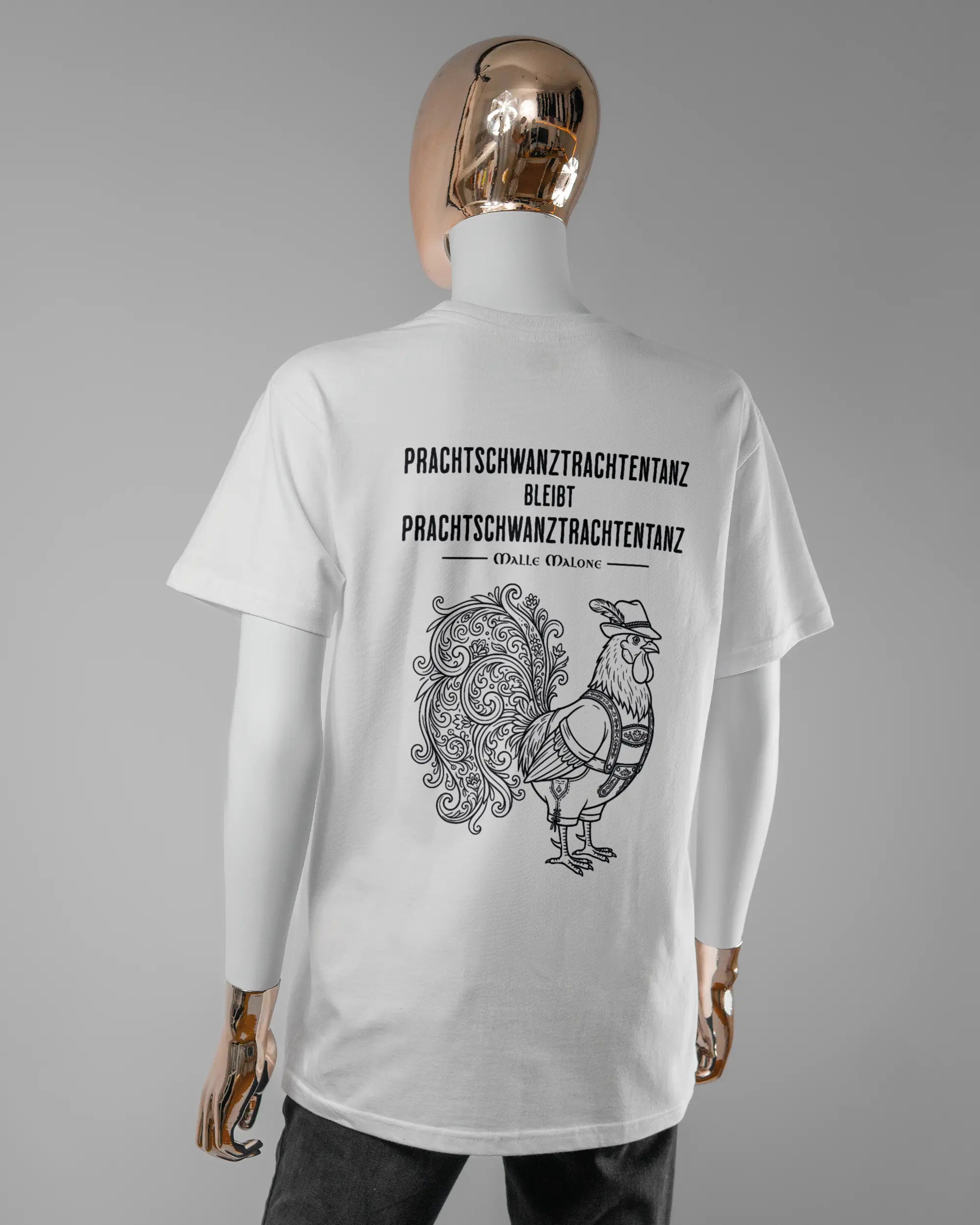 Rückseite des Basic Unisex T-Shirt Soft von Maondo mit dem Design Trachtentanz in der Farbe White und in der Größe S getragen von einer femininen Puppe
