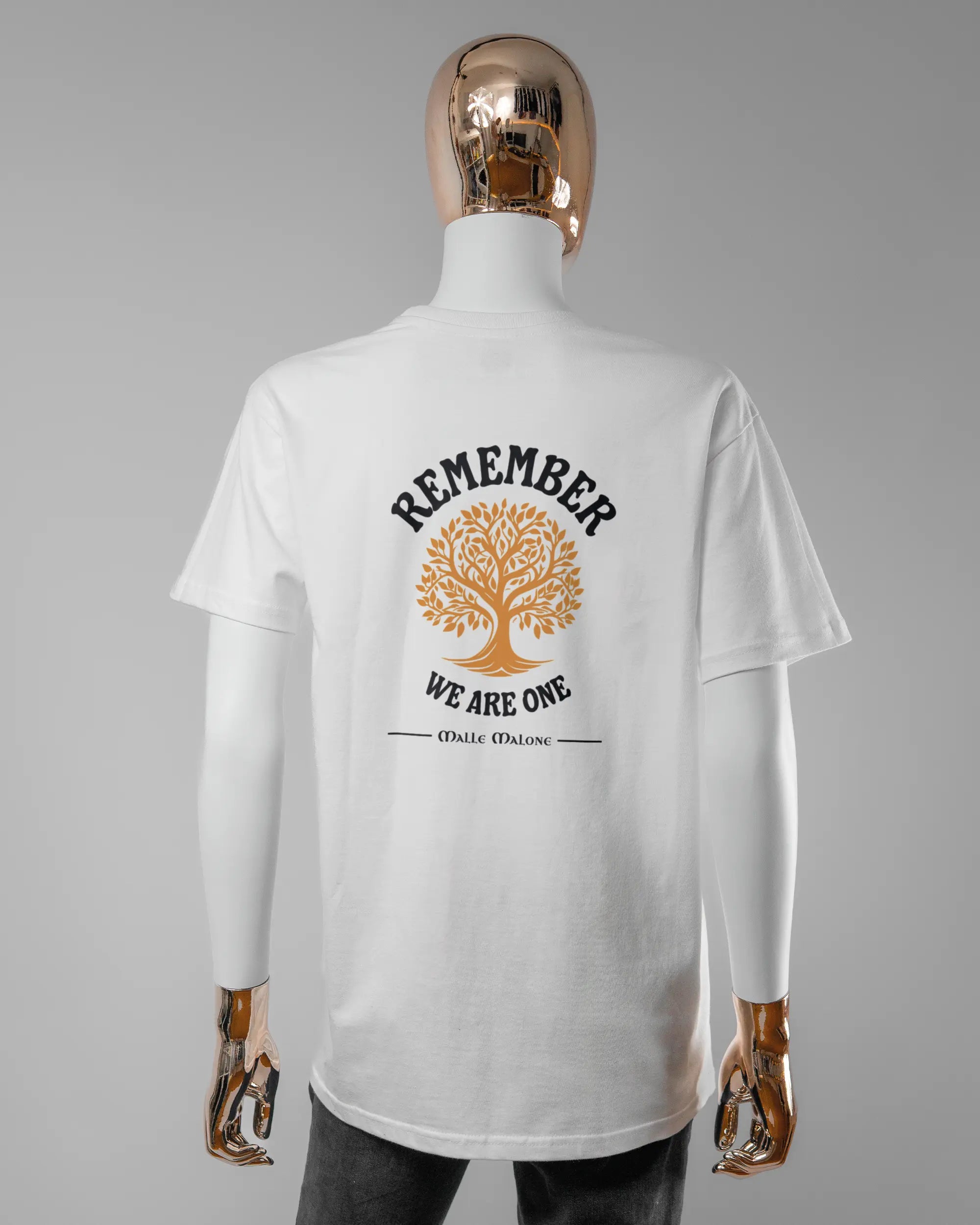 Rückseite des Basic Unisex T-Shirt Soft von Maondo mit dem Design We are one in der Farbe White und in der Größe S getragen von einer femininen Puppe