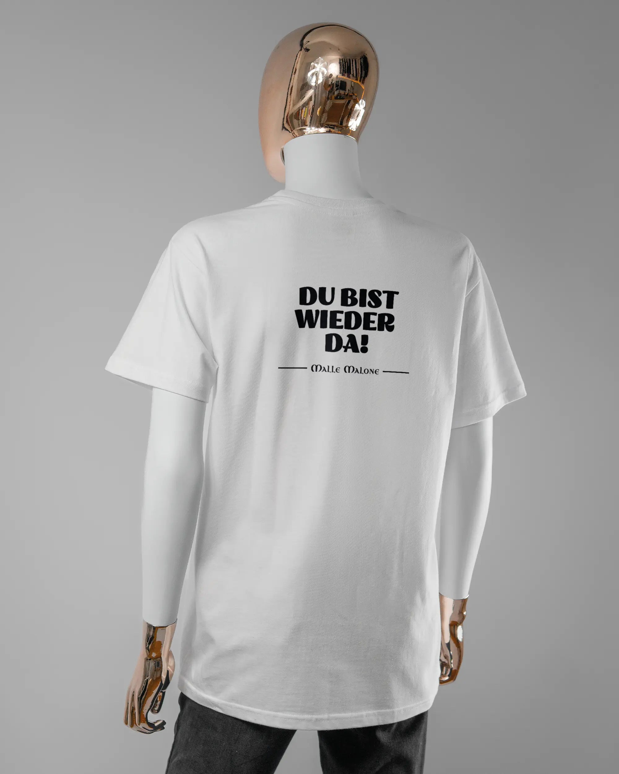 Rückseite des Basic Unisex T-Shirt Soft von Maondo mit dem Design Wieder da in der Farbe White und in der Größe S getragen von einer femininen Puppe