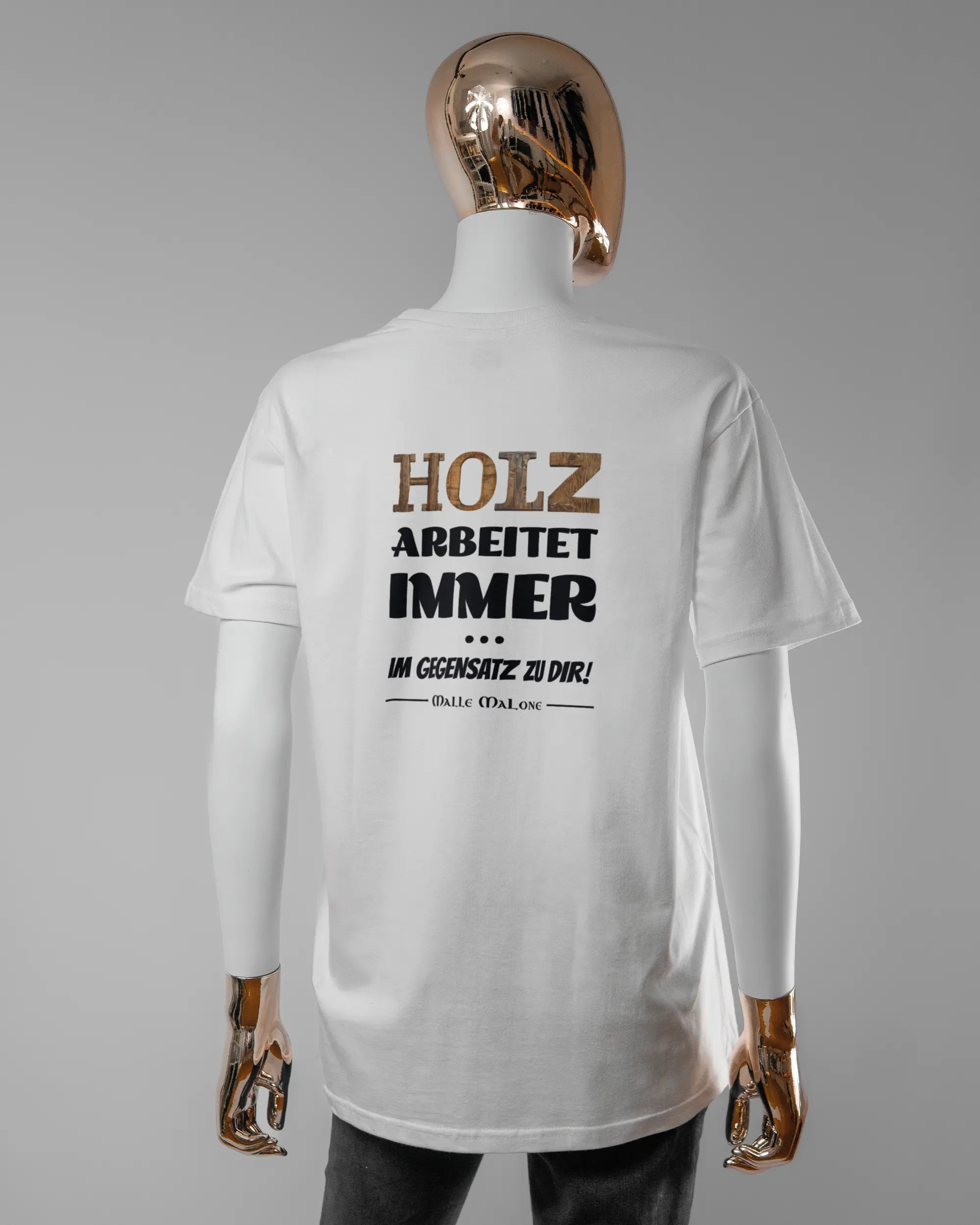 Rückseite des Basic Unisex T-Shirt Soft von Maondo mit dem Design Holzarbeit in der Farbe White und in der Größe S getragen von einer femininen Puppe
