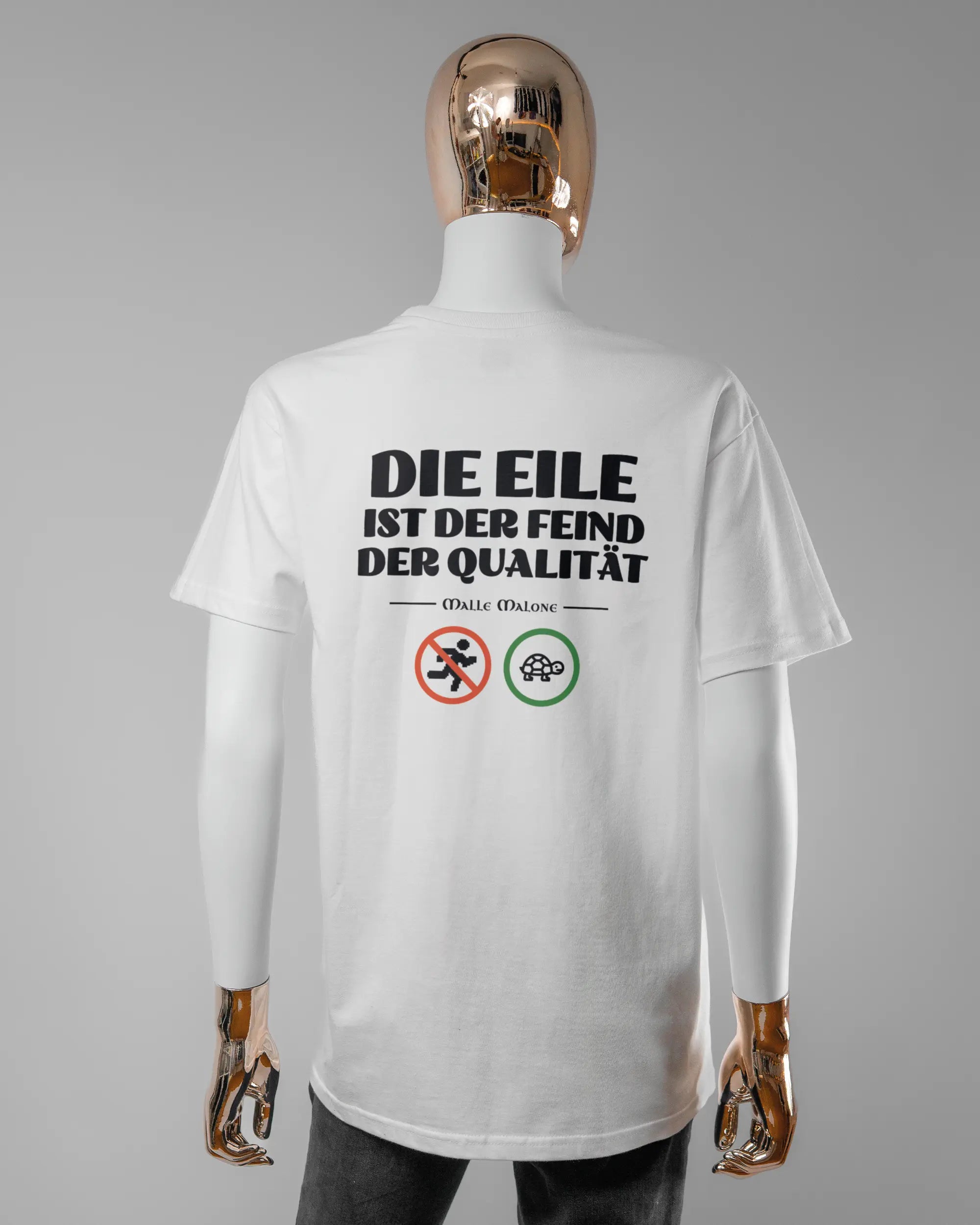 Rückseite des Basic Unisex T-Shirt Soft von Maondo mit dem Design Keine Eile in der Farbe White und in der Größe S getragen von einer femininen Puppe