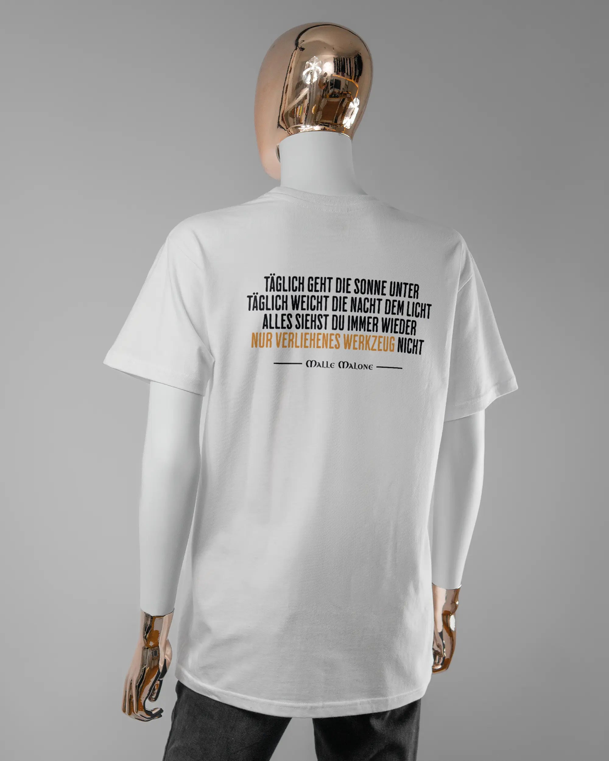 Rückseite des Basic Unisex T-Shirt Soft von Maondo mit dem Design Wegzeug in der Farbe White und in der Größe S getragen von einer femininen Puppe