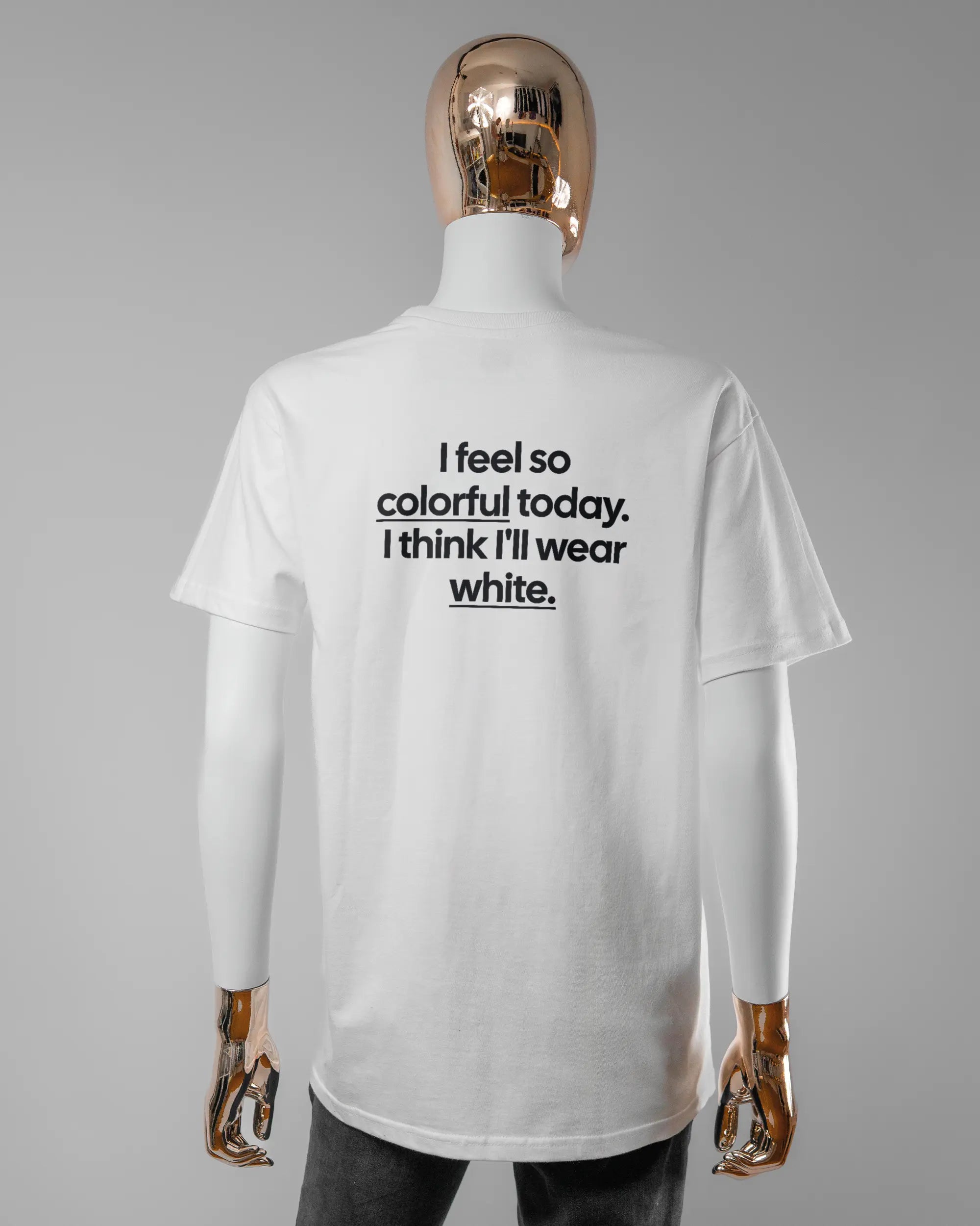 Rückseite des Basic Unisex T-Shirt Slim von Maondo mit dem Design Colorful Day in der Farbe White und in der Größe S getragen von einer femininen Puppe