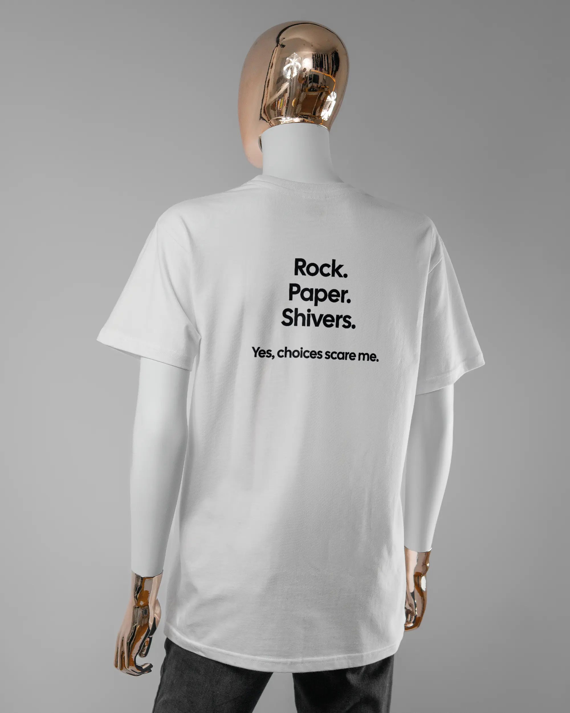 Rückseite des Basic Unisex T-Shirt Soft von Maondo mit dem Design Rock Paper Shivers in der Farbe White und in der Größe S getragen von einer femininen Puppe