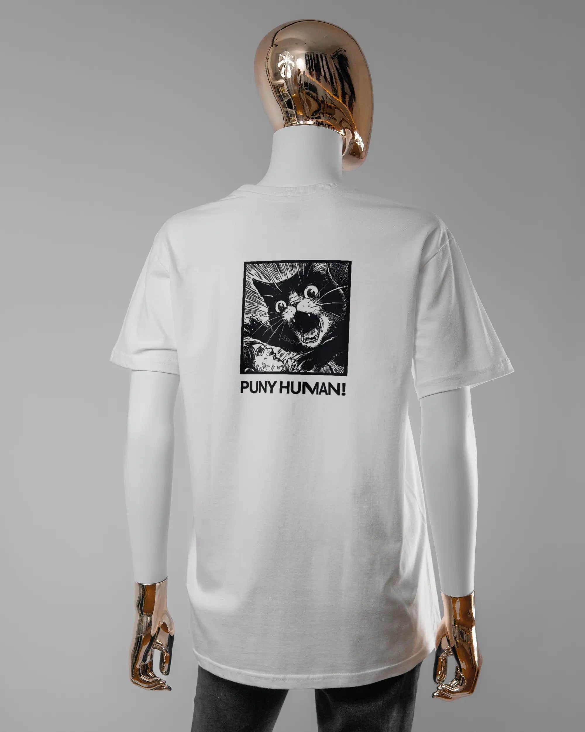 Rückseite des Basic Unisex T-Shirt Soft von Maondo mit dem Design Puny Human in der Farbe White und in der Größe S getragen von einer femininen Puppe