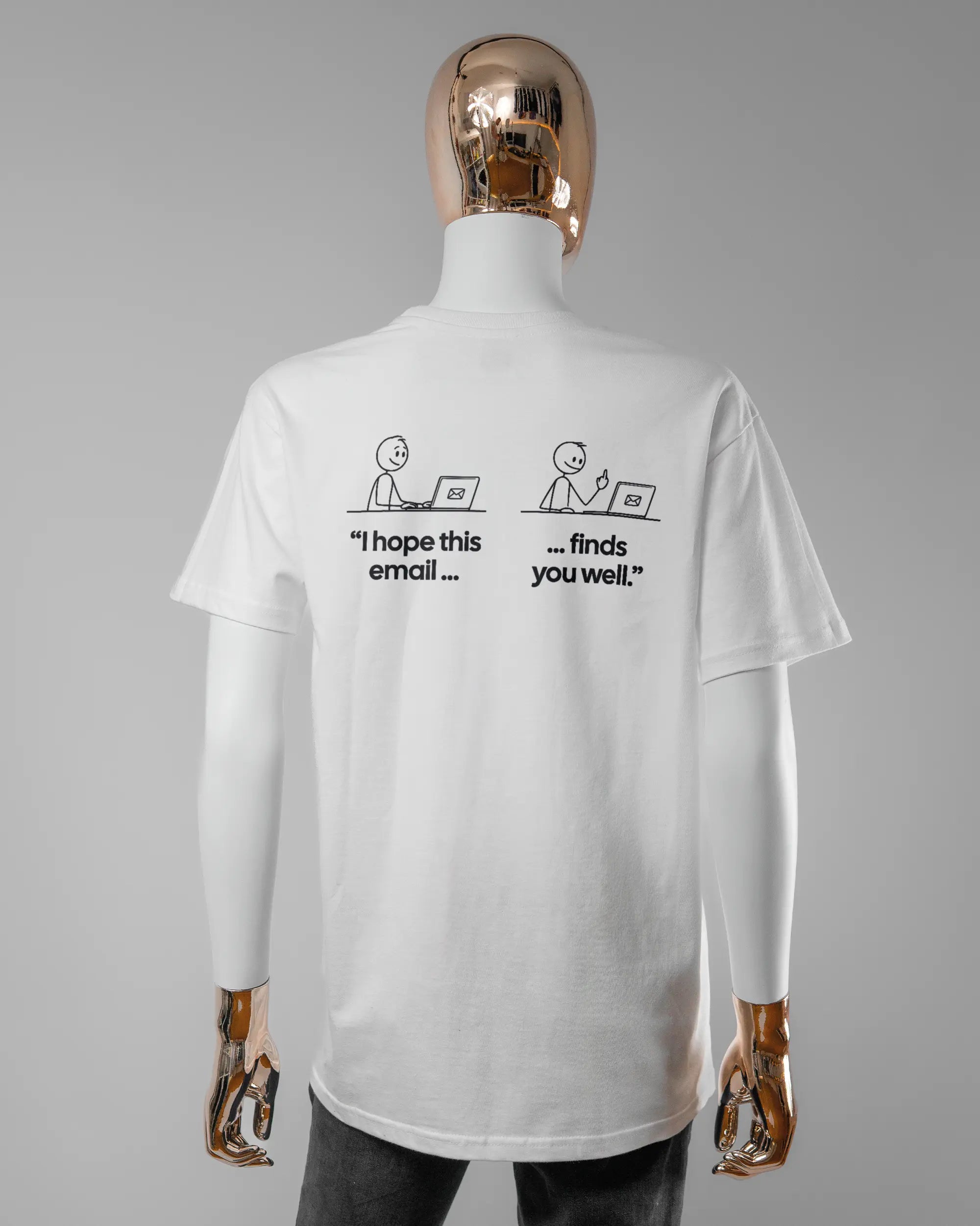 Rückseite des Basic Unisex T-Shirt Soft von Maondo mit dem Design Found me not well in der Farbe White und in der Größe S getragen von einer femininen Puppe