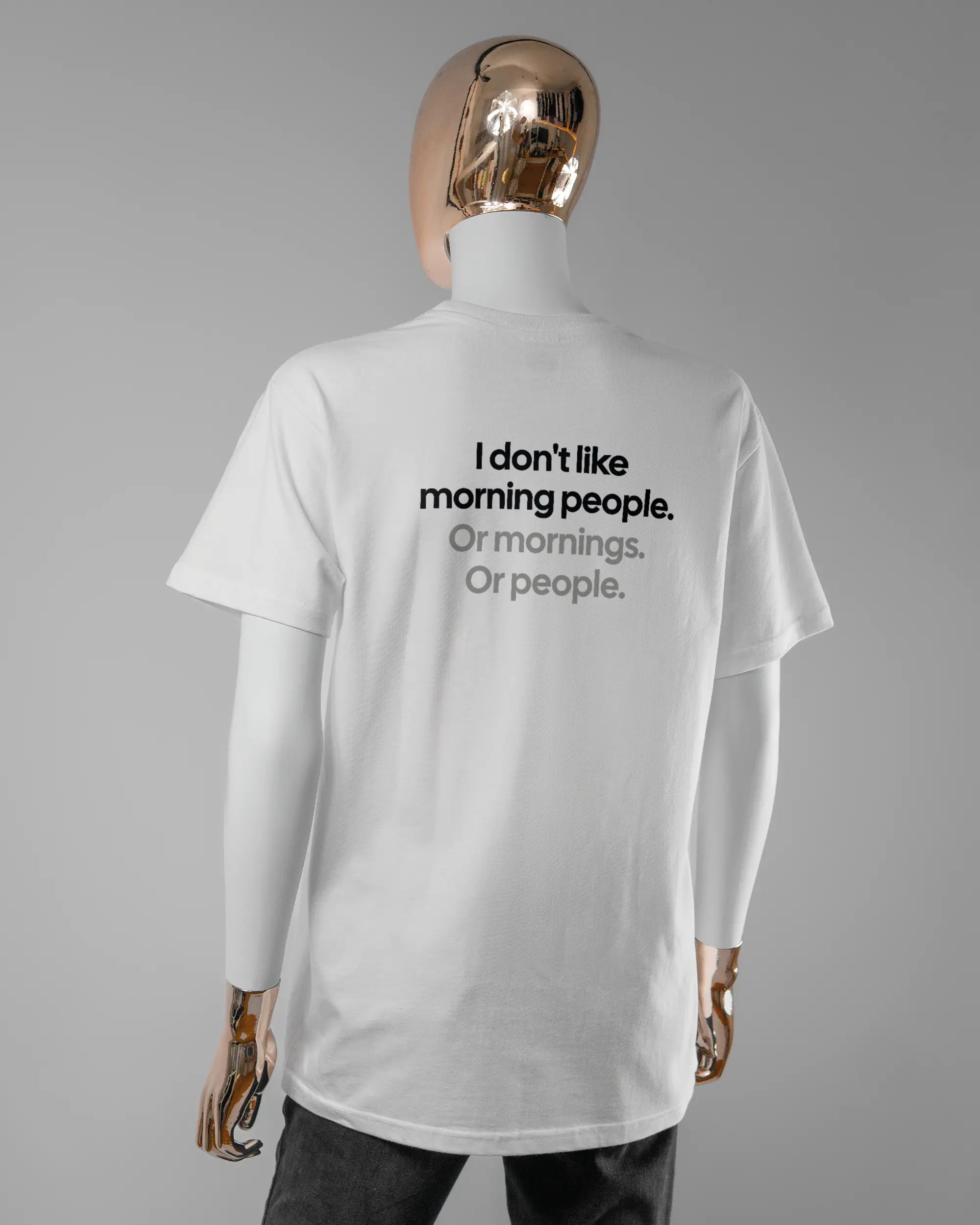 Rückseite des Basic Unisex T-Shirt Soft von Maondo mit dem Design Morning Person in der Farbe White und in der Größe S getragen von einer femininen Puppe