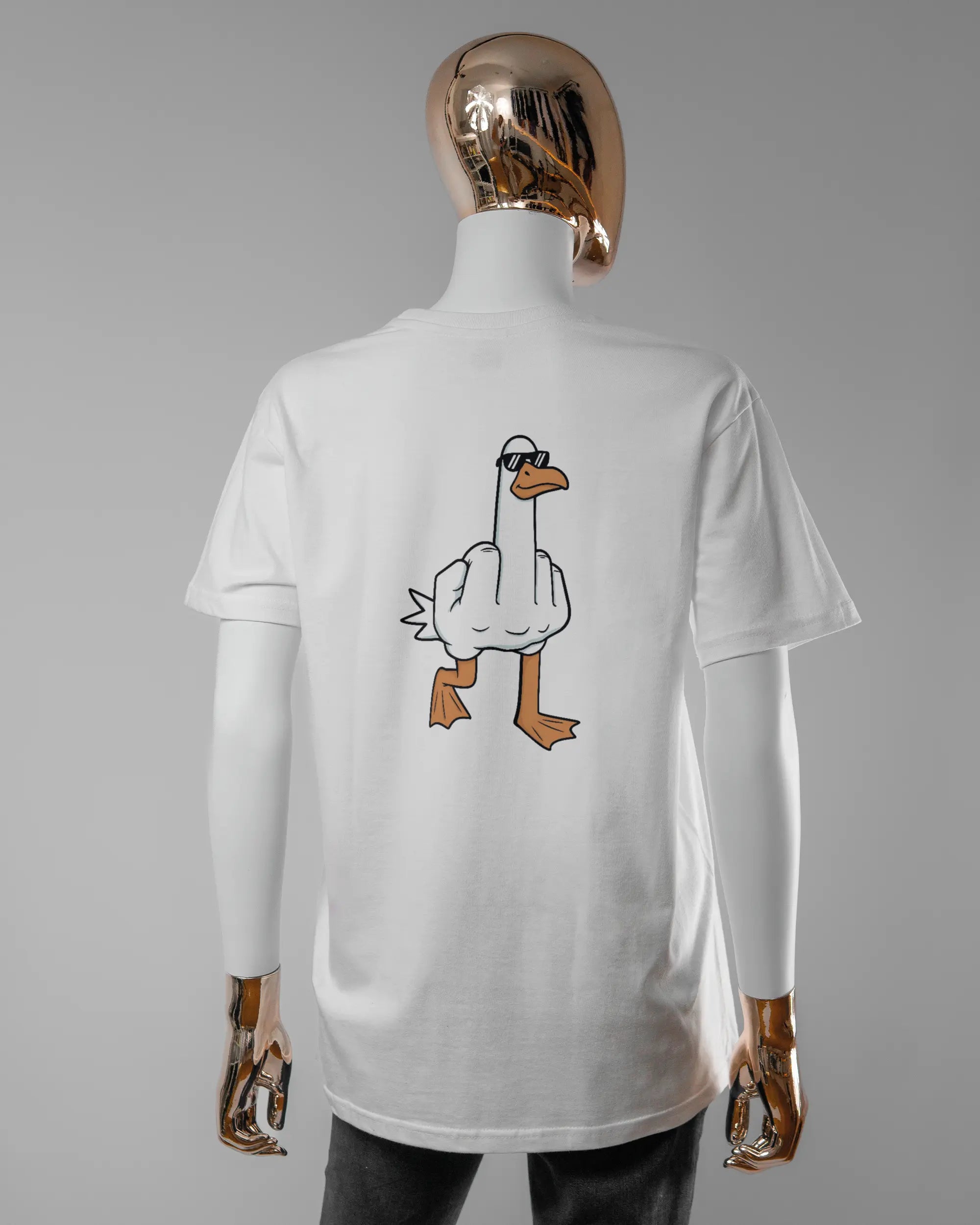 Rückseite des Basic Unisex T-Shirt Soft von Maondo mit dem Design I give a duck in der Farbe White und in der Größe S getragen von einer femininen Puppe