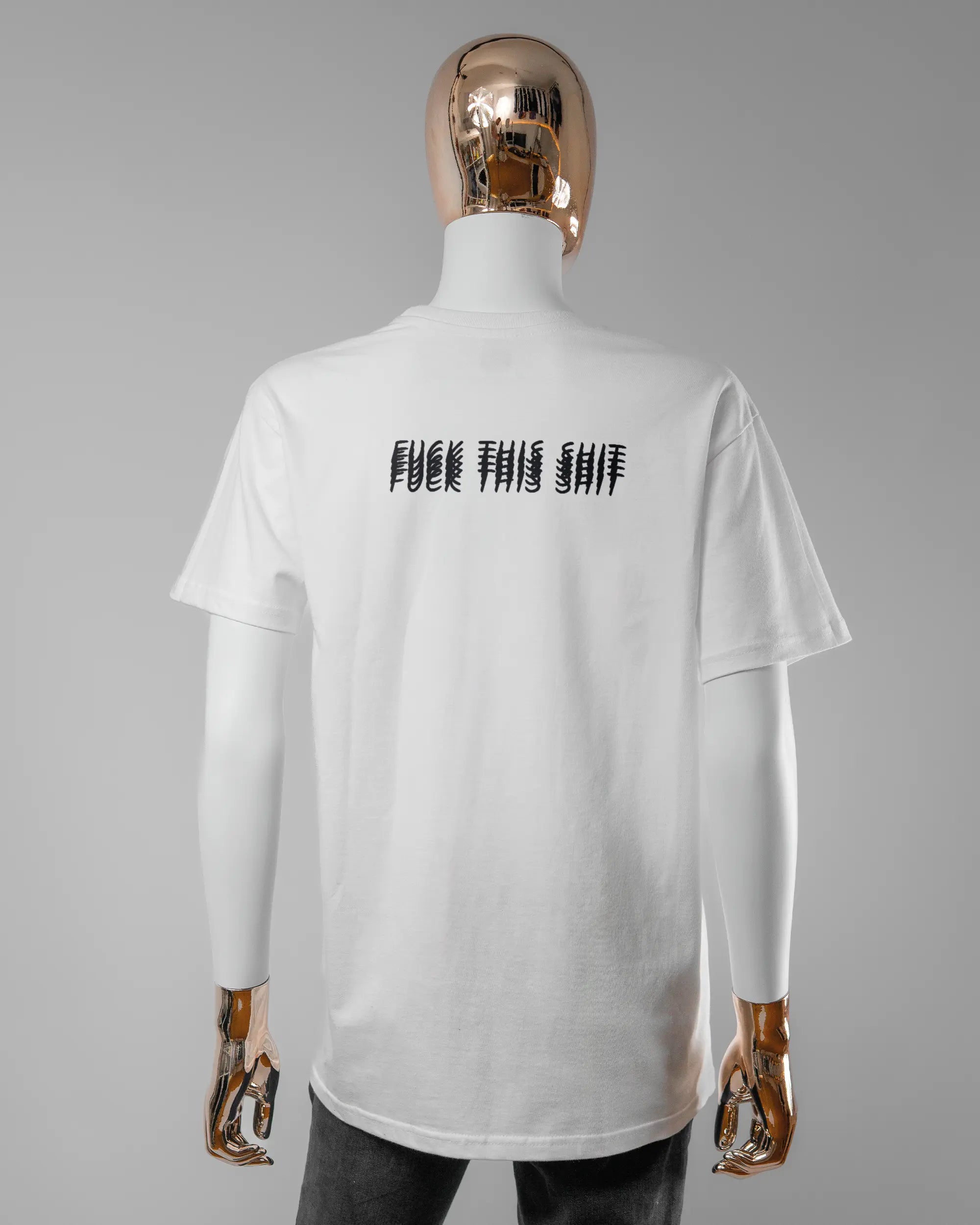 Rückseite des Basic Unisex T-Shirt Soft von Maondo mit dem Design Hidden Message in der Farbe White und in der Größe S getragen von einer femininen Puppe