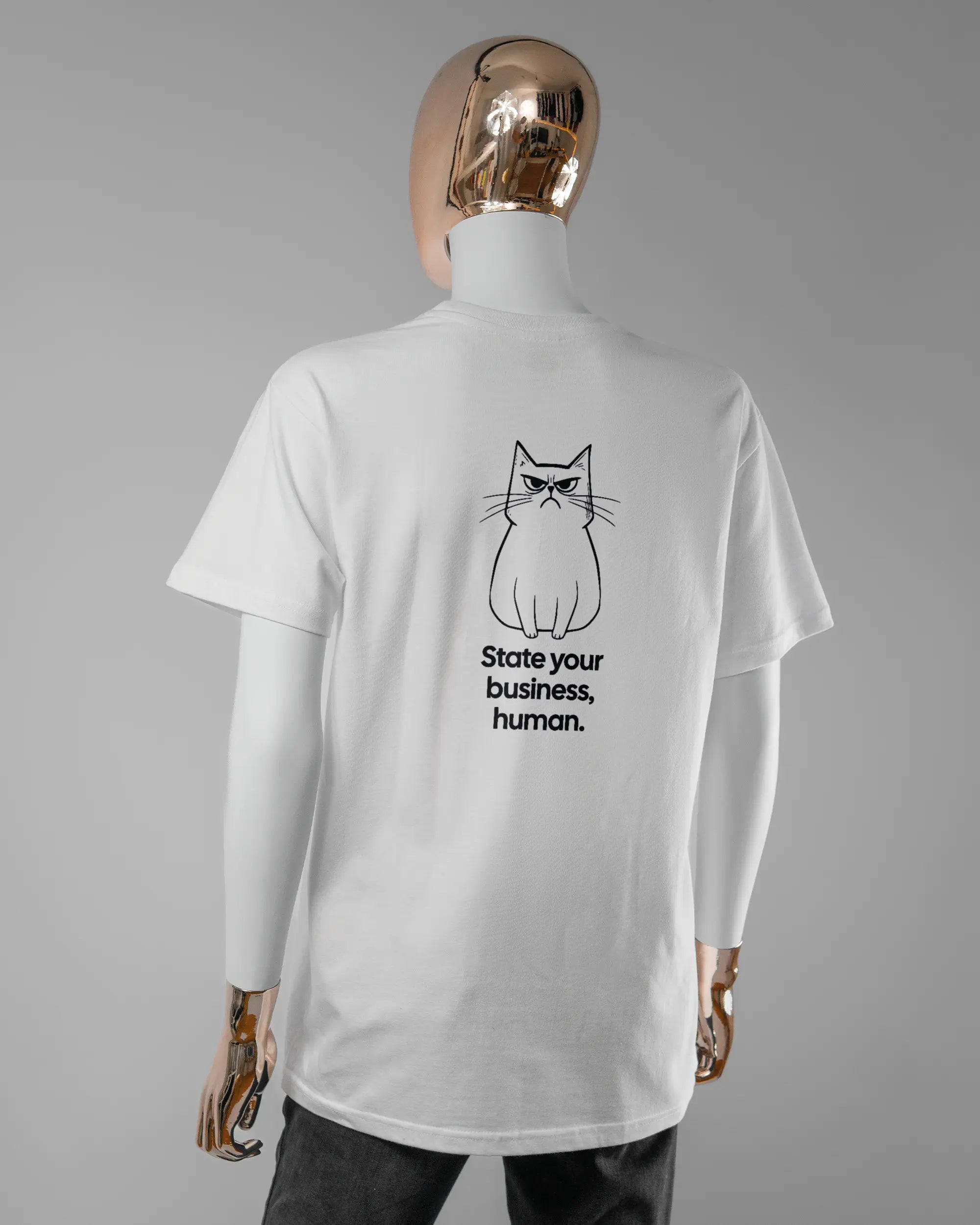 Rückseite des Basic Unisex T-Shirt Soft von Maondo mit dem Design Grumpy Purr in der Farbe White und in der Größe S getragen von einer femininen Puppe