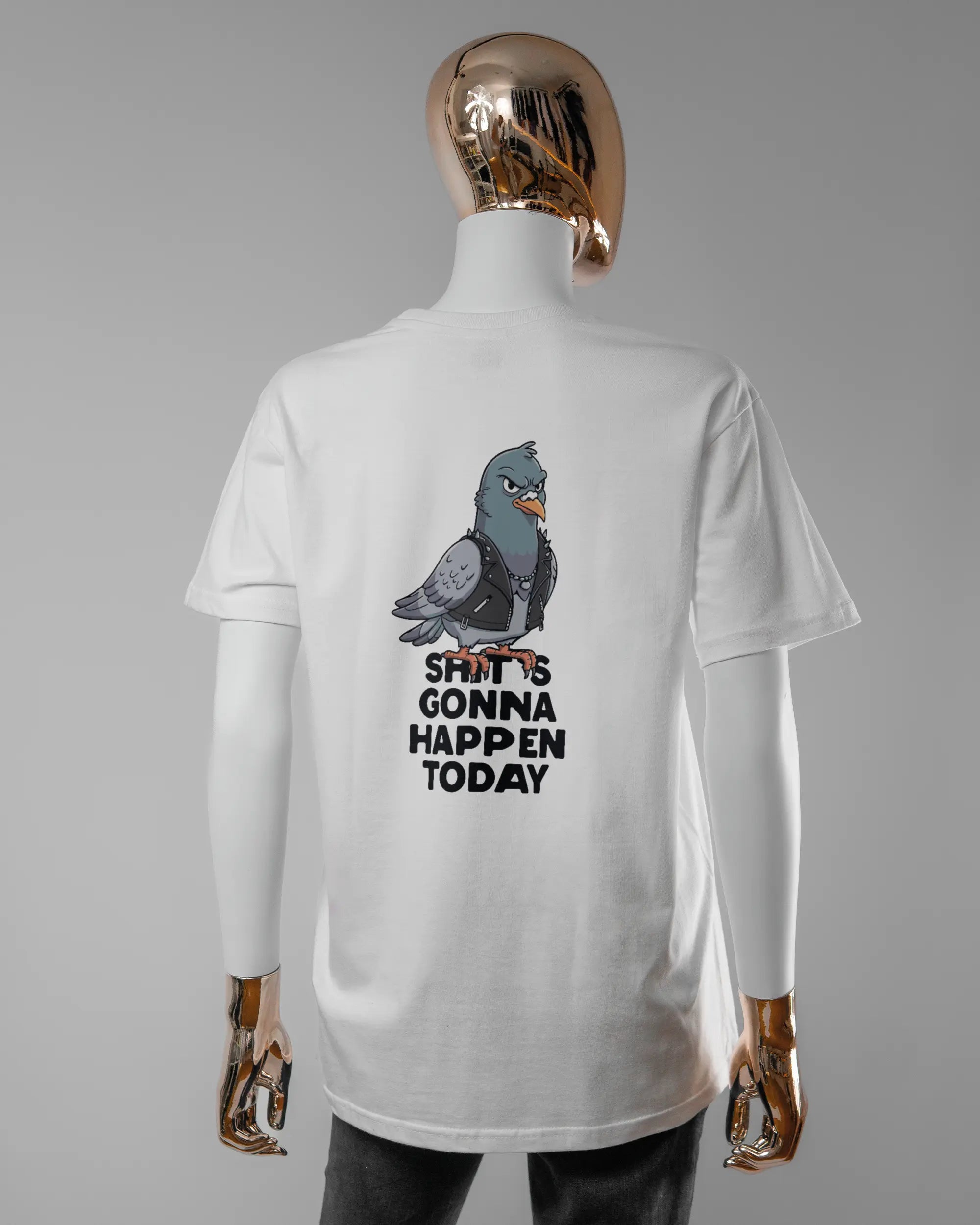 Rückseite des Basic Unisex T-Shirt Soft von Maondo mit dem Design Pigeon Pun in der Farbe White und in der Größe S getragen von einer femininen Puppe