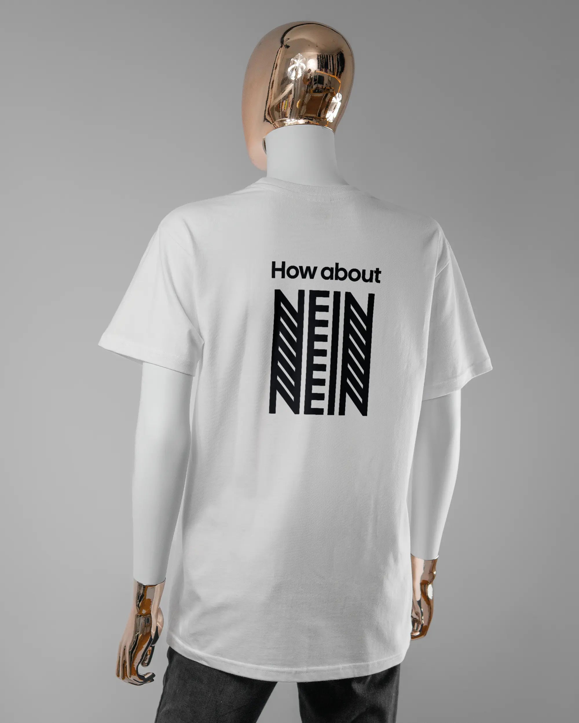 Rückseite des Basic Unisex T-Shirt Soft von Maondo mit dem Design How about nein in der Farbe White und in der Größe S getragen von einer femininen Puppe