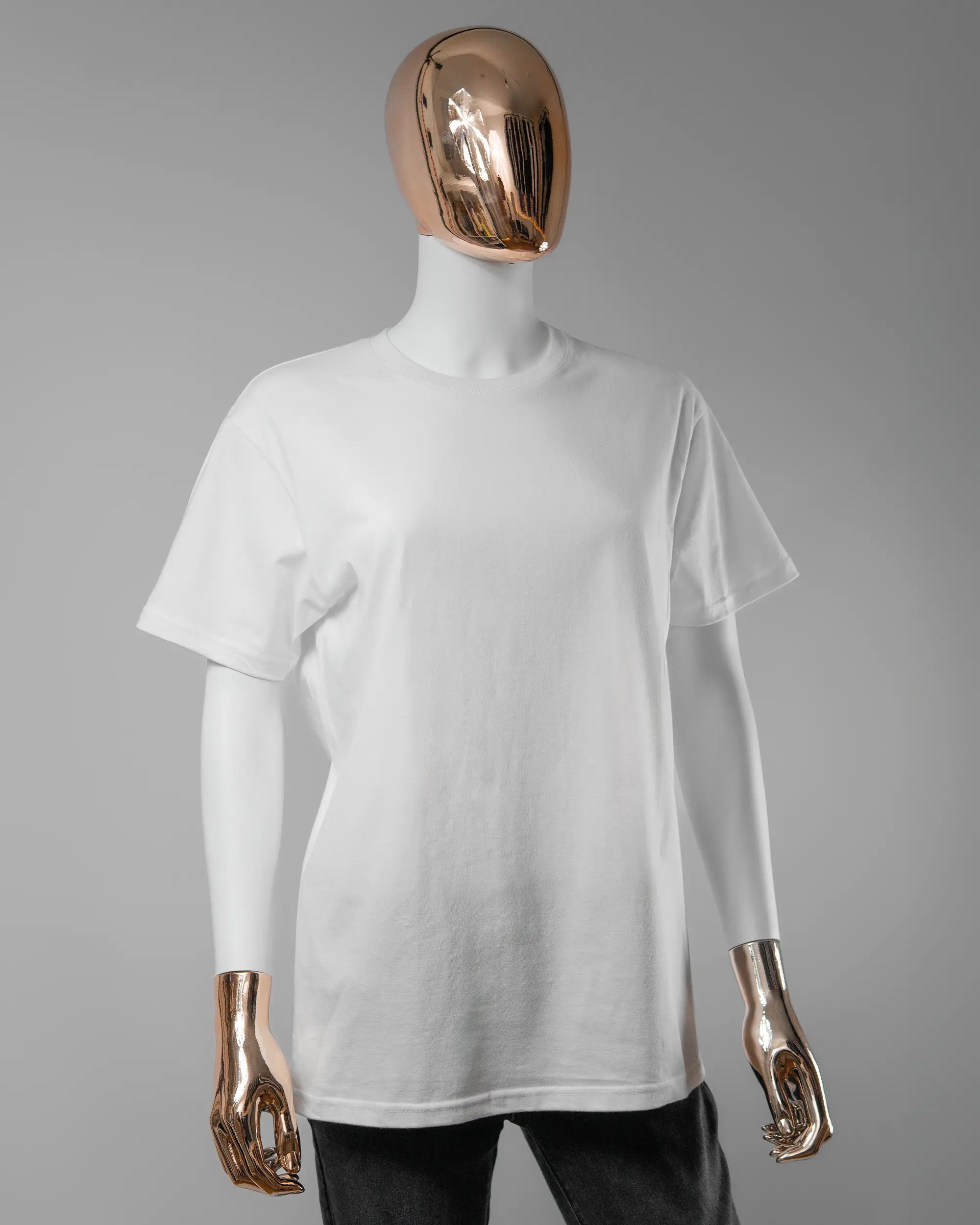 Vorderseite des Basic Unisex T-Shirt Soft von Maondo ohne Motiv in der Farbe White und in der Größe S getragen von einer femininen Puppe