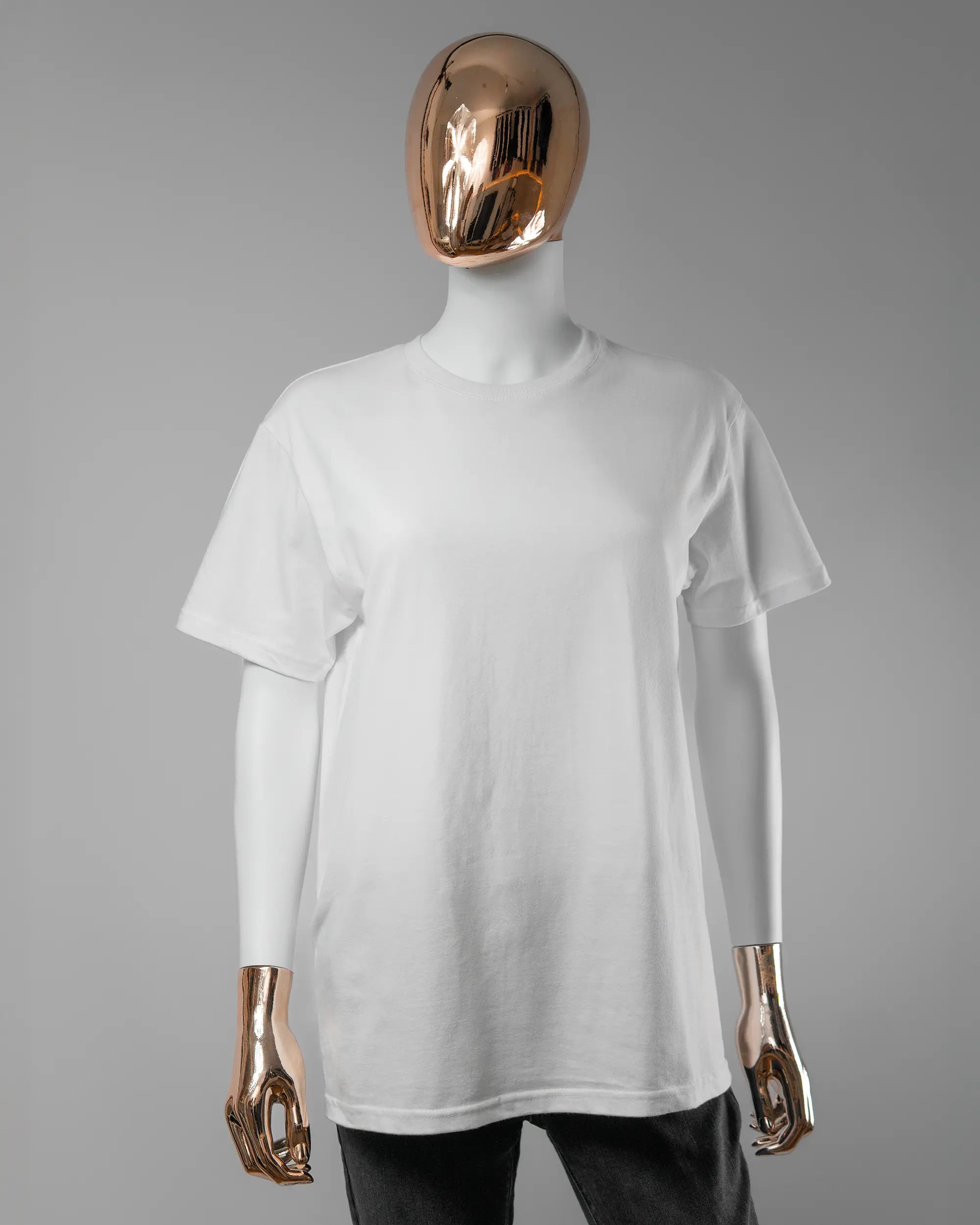 Vorderseite des Basic Unisex T-Shirt Soft von Maondo ohne Motiv in der Farbe White und in der Größe S getragen von einer femininen Puppe