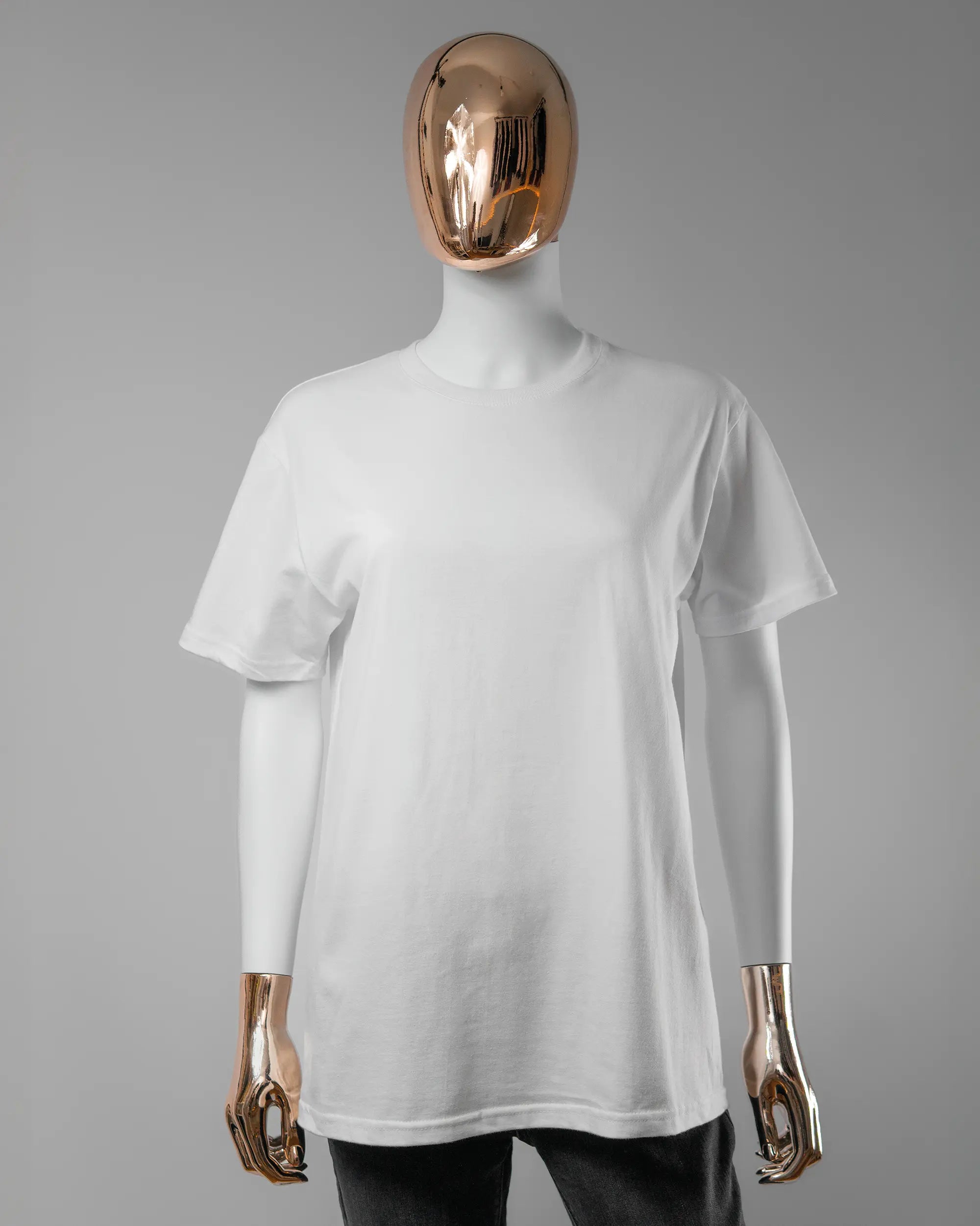 Vorderseite des Basic Unisex T-Shirt Soft von Maondo ohne Motiv in der Farbe White und in der Größe S getragen von einer femininen Puppe