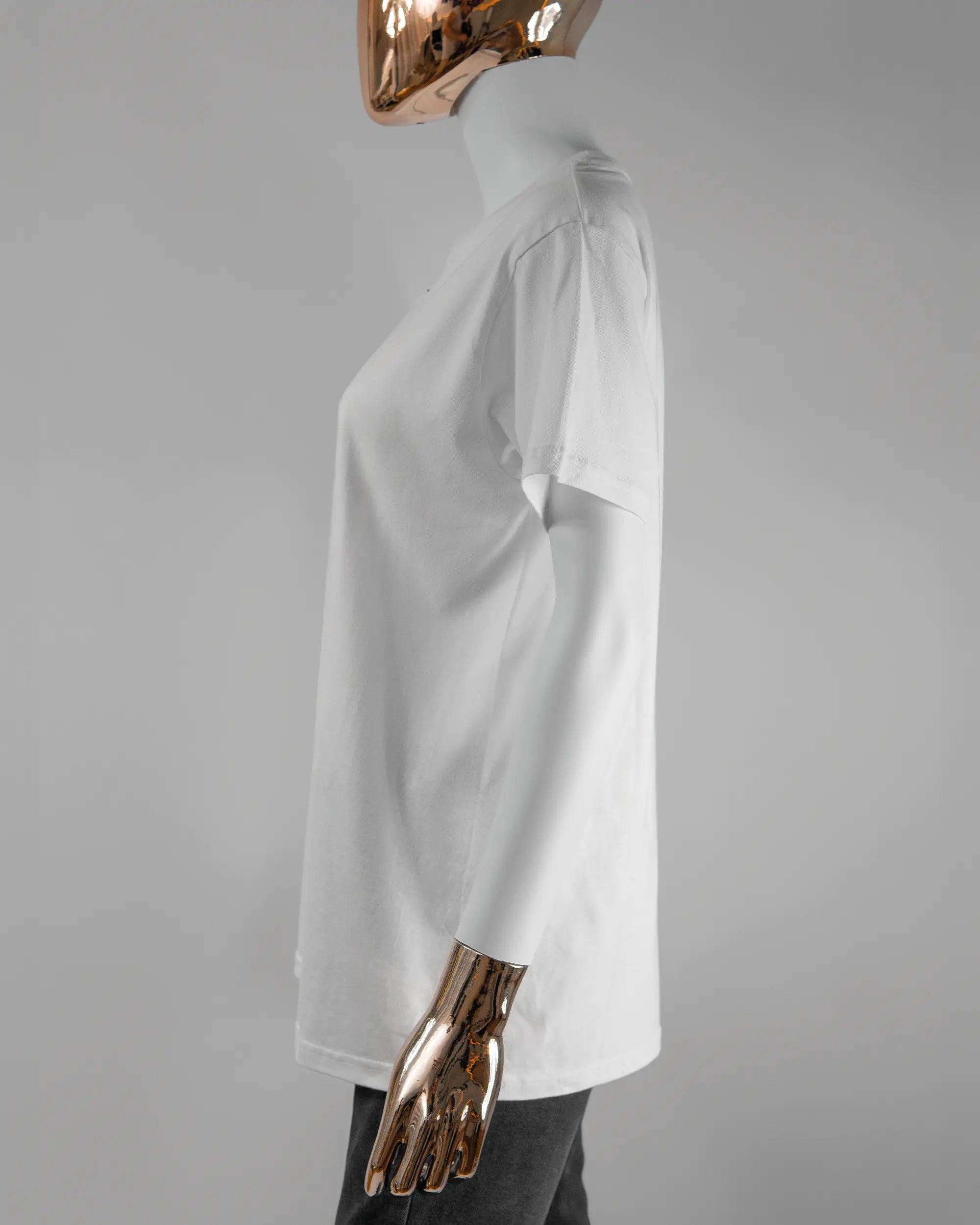 Seitenansicht des Basic Unisex T-Shirt Soft von Maondo mit dem Design Holzarbeit hinten in der Farbe White und in der Größe S getragen von einer femininen Puppe