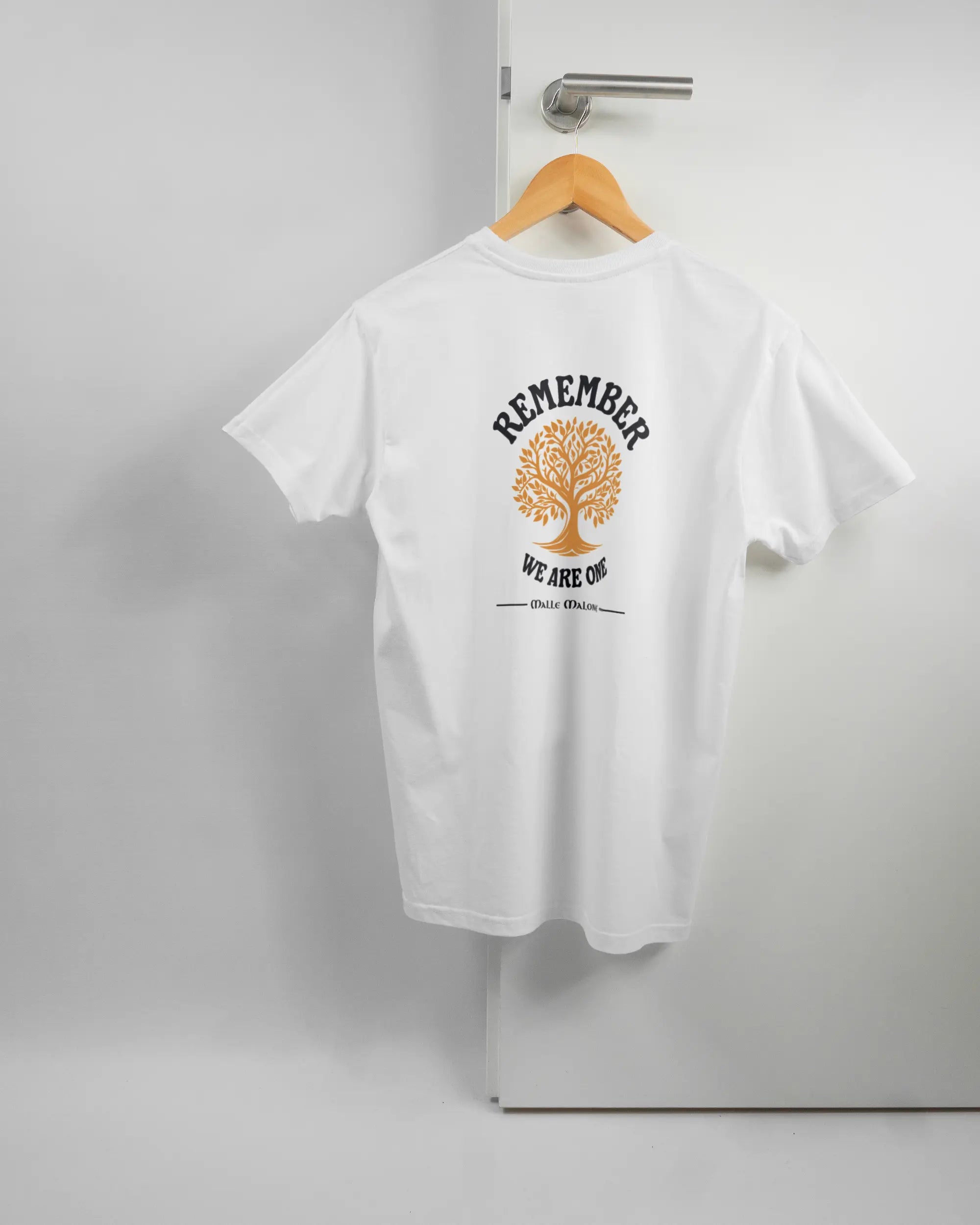 Rückseite des Basic Unisex T-Shirt Soft von Maondo mit dem Design We are one in der Farbe White und in der Größe S auf einem Bügel an der Türklinke aufgehängt