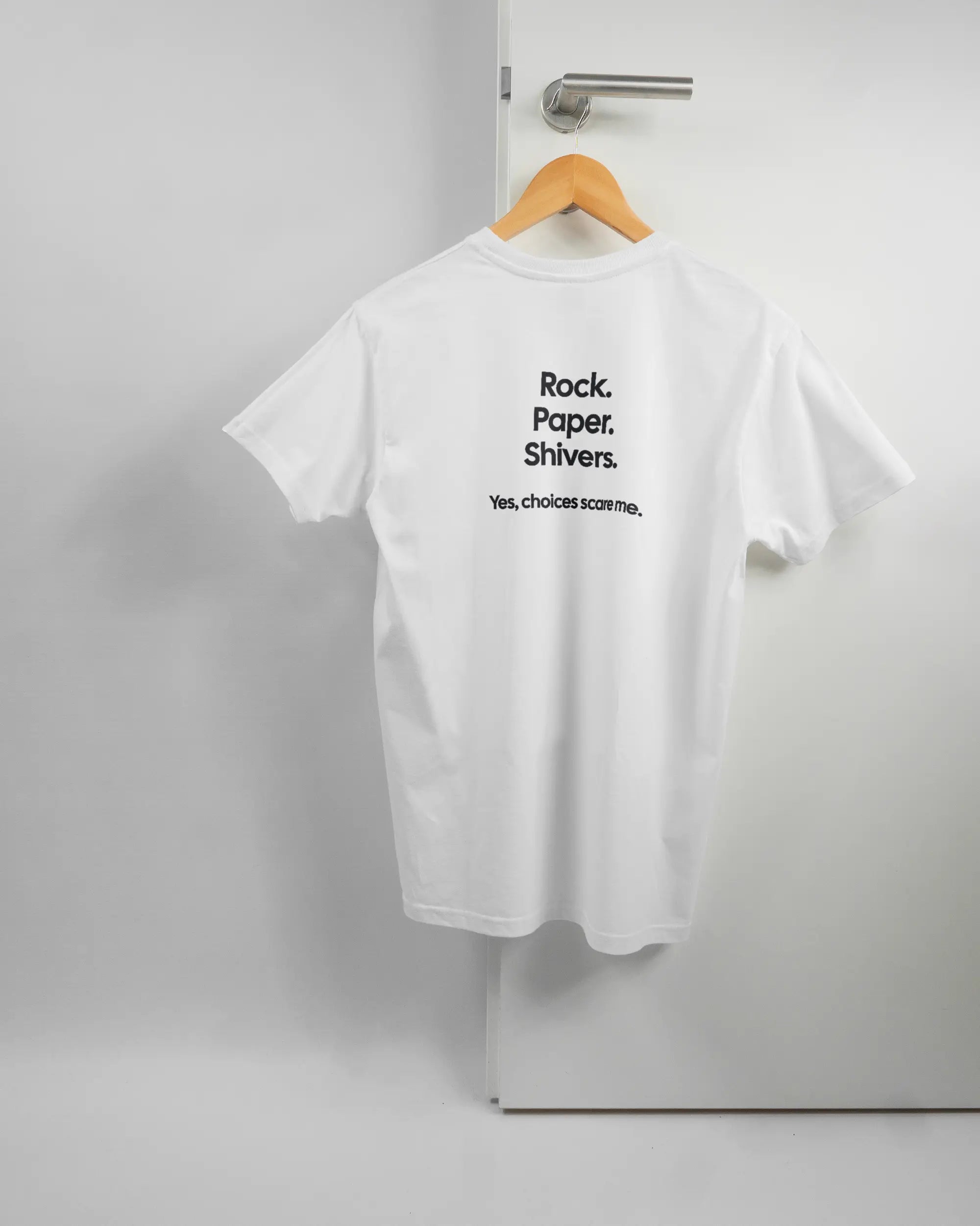 Rückseite des Basic Unisex T-Shirt Soft von Maondo mit dem Design Rock Paper Shivers in der Farbe White und in der Größe S auf einem Bügel an der Türklinke aufgehängt