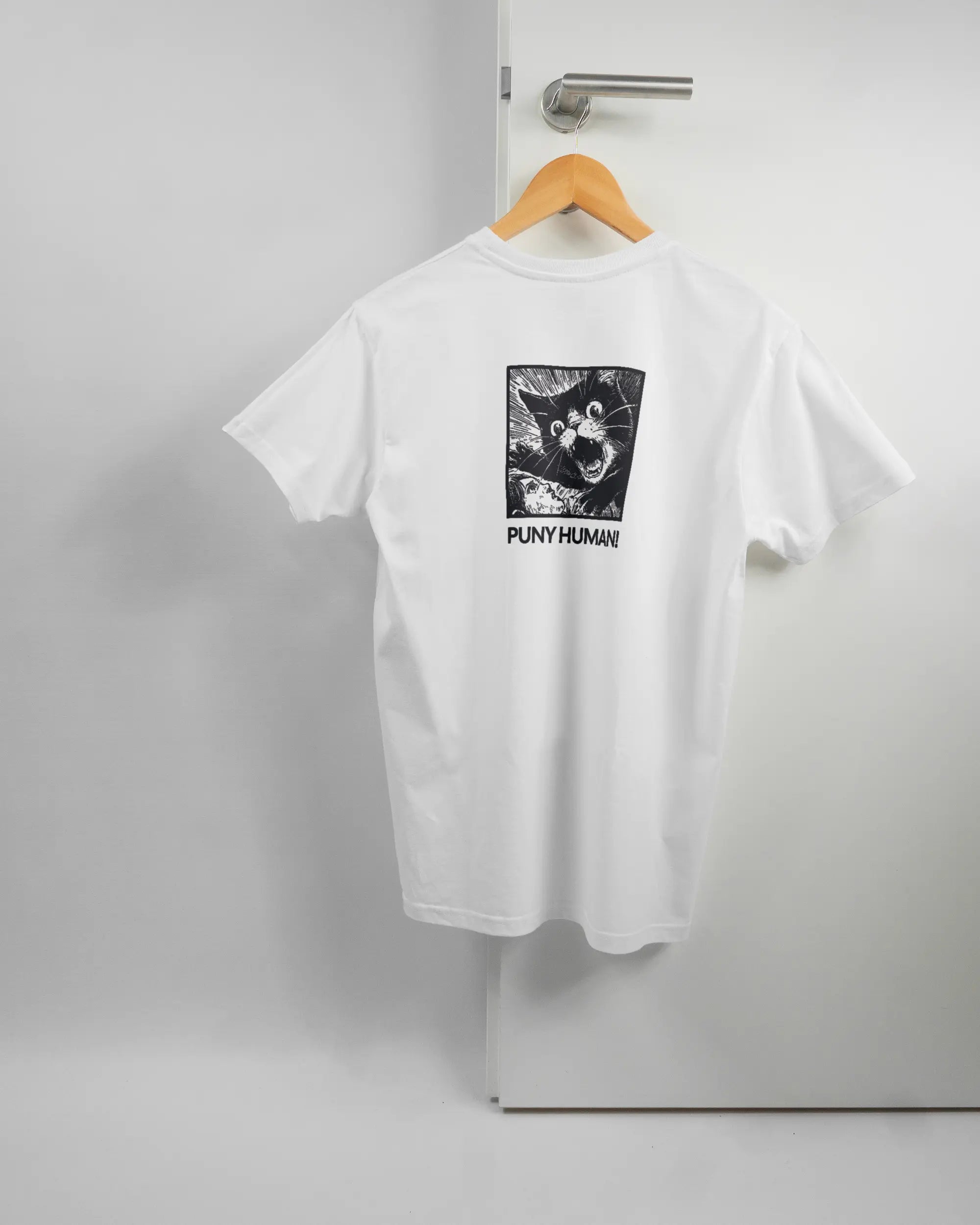 Rückseite des Basic Unisex T-Shirt Soft von Maondo mit dem Design Puny Human in der Farbe White und in der Größe S auf einem Bügel an der Türklinke aufgehängt