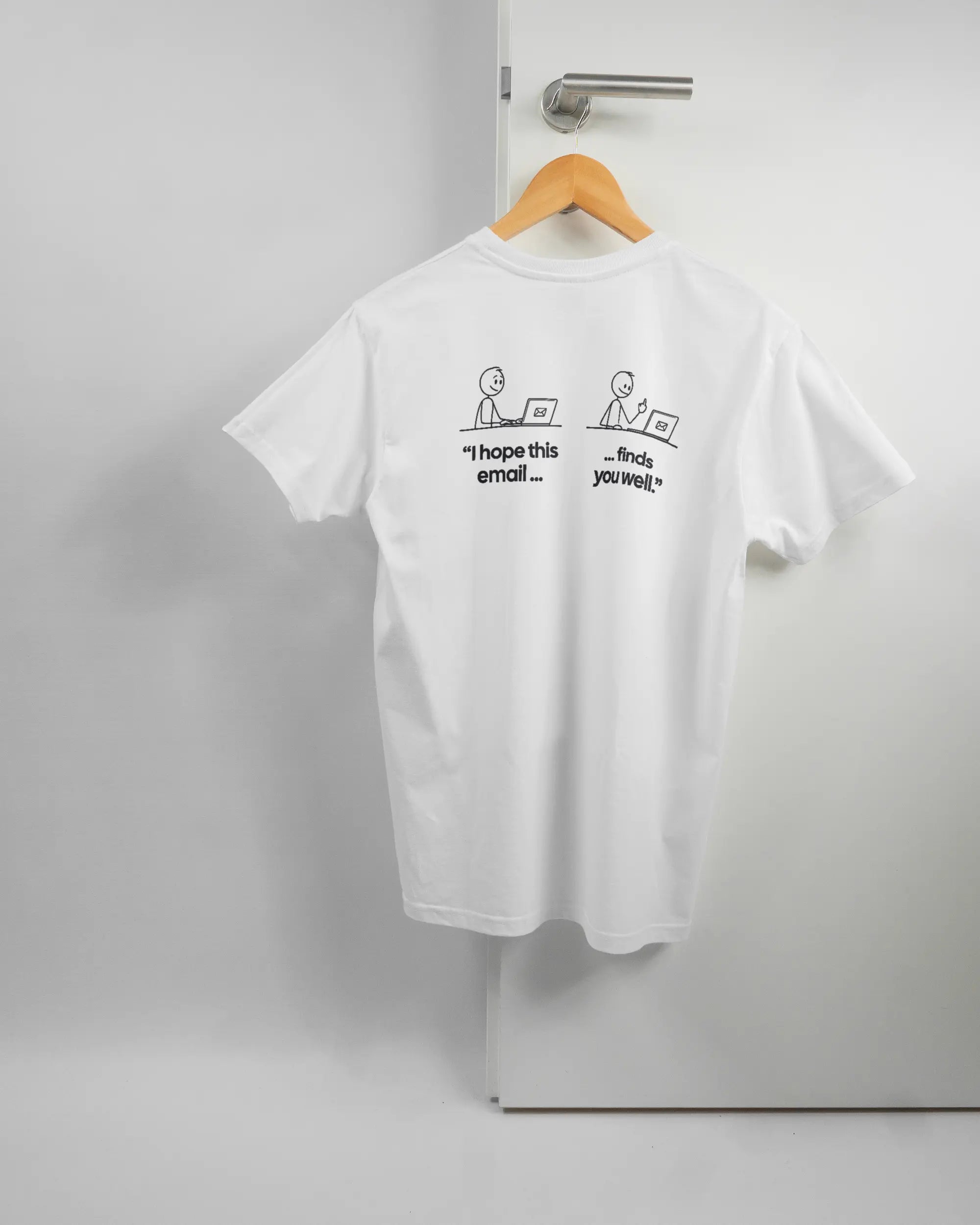 Rückseite des Basic Unisex T-Shirt Soft von Maondo mit dem Design Found me not well in der Farbe White und in der Größe S auf einem Bügel an der Türklinke aufgehängt