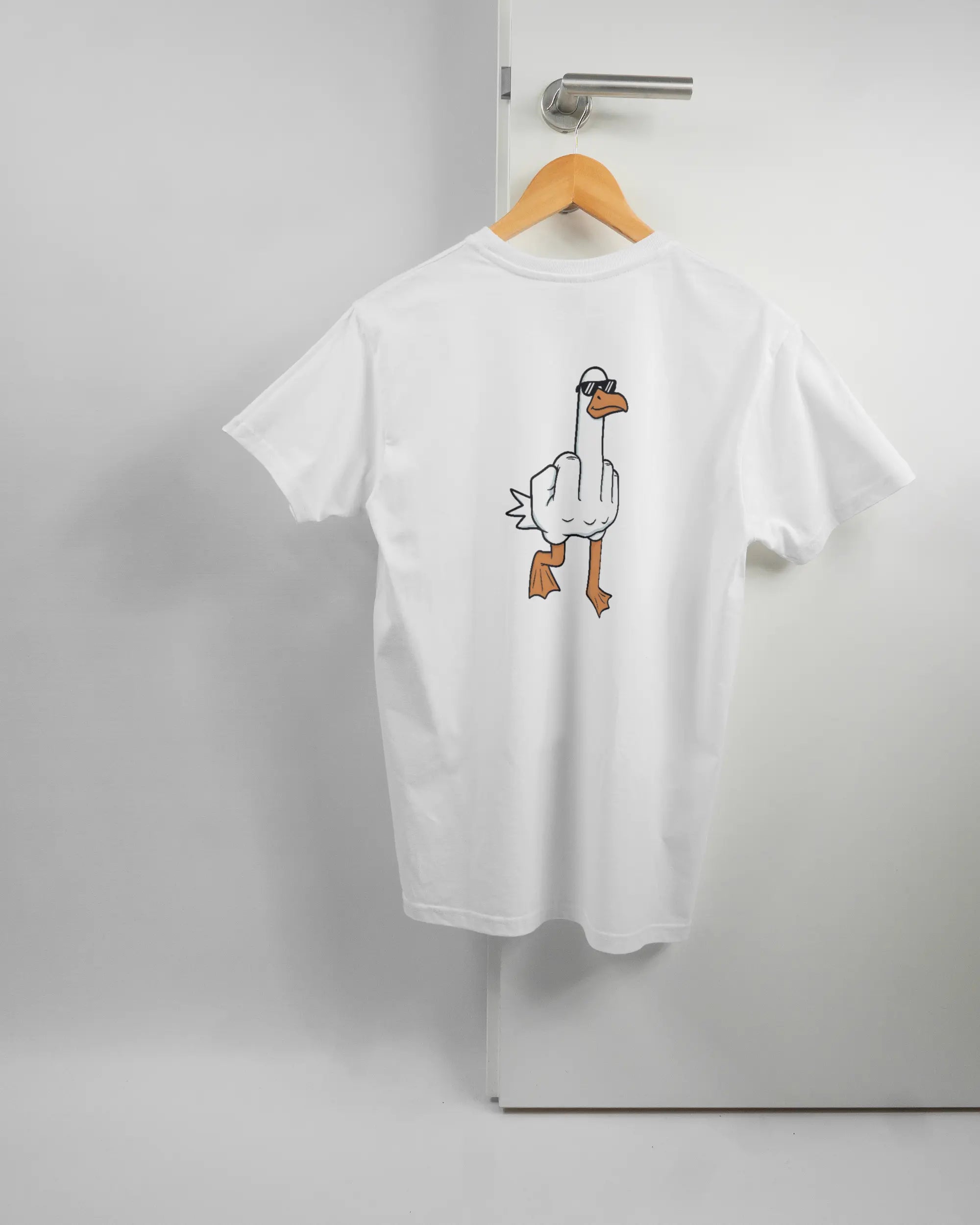 Rückseite des Basic Unisex T-Shirt Soft von Maondo mit dem Design I give a duck in der Farbe White und in der Größe S auf einem Bügel an der Türklinke aufgehängt