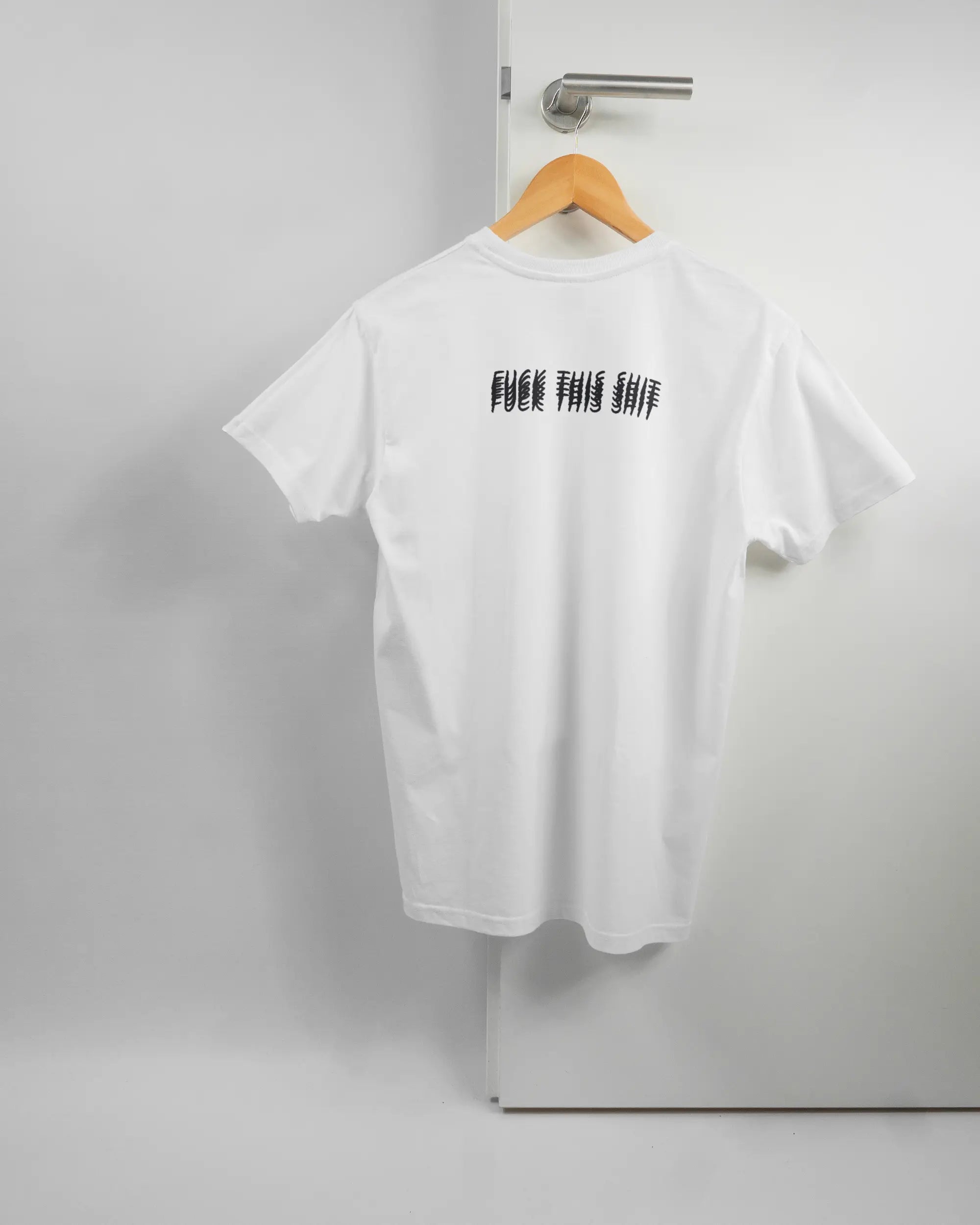 Rückseite des Basic Unisex T-Shirt Soft von Maondo mit dem Design Hidden Message in der Farbe White und in der Größe S auf einem Bügel an der Türklinke aufgehängt