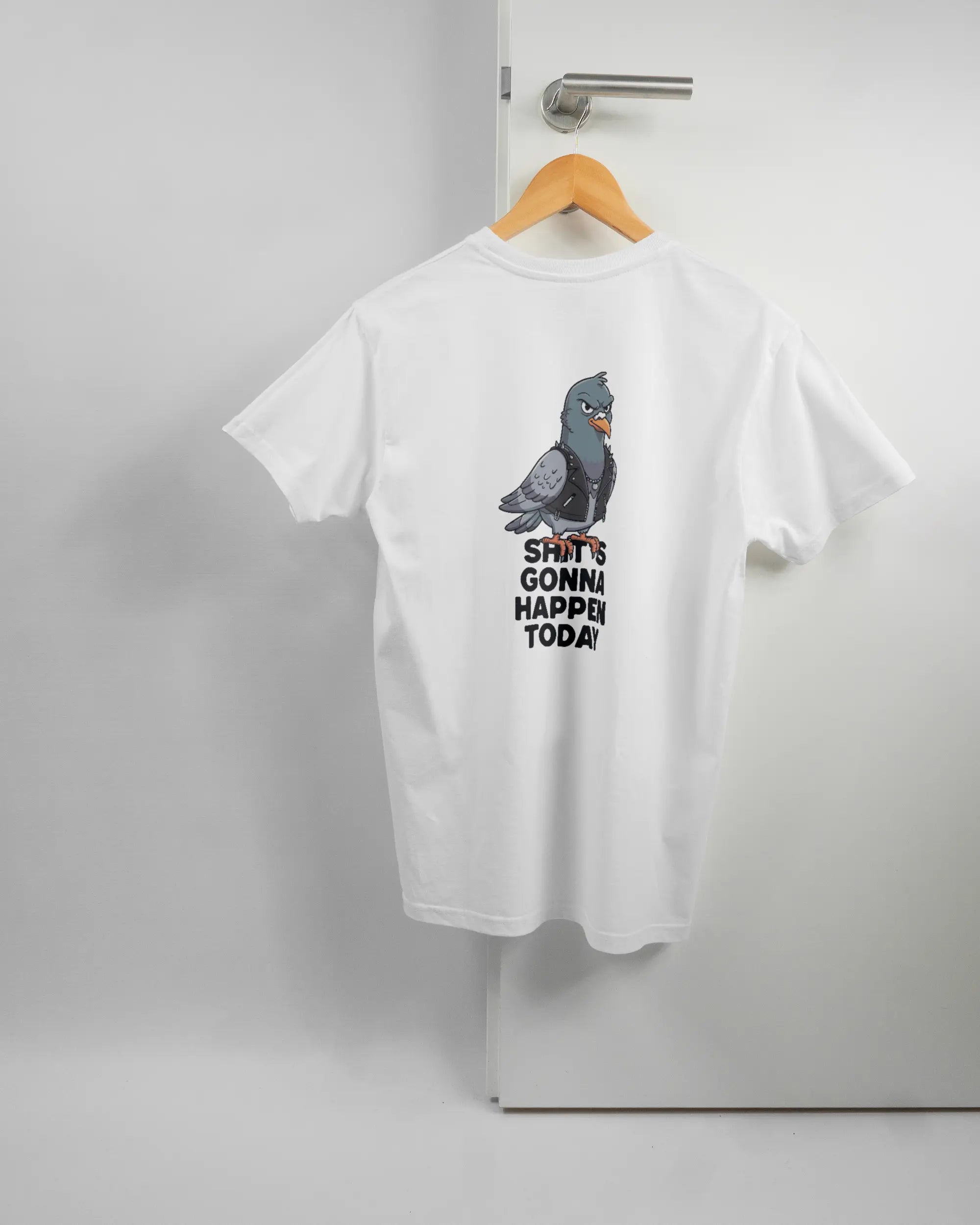 Rückseite des Basic Unisex T-Shirt Soft von Maondo mit dem Design Pigeon Pun in der Farbe White und in der Größe S auf einem Bügel an der Türklinke aufgehängt