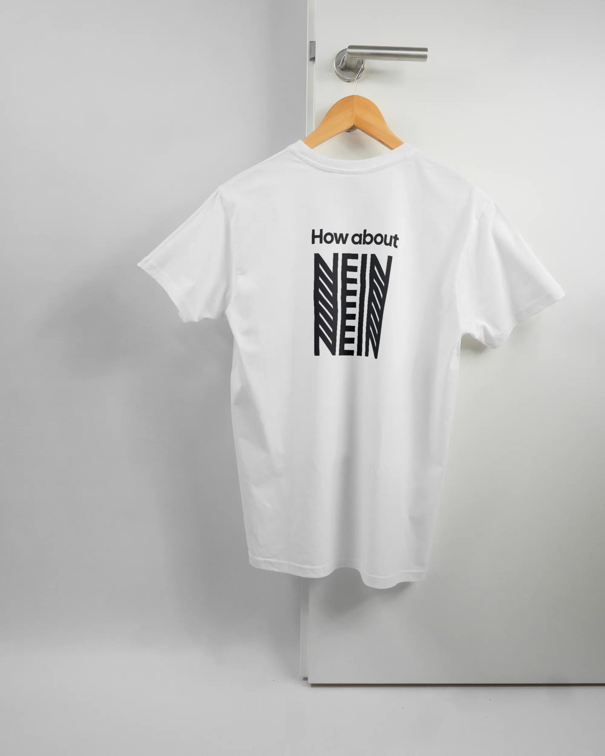Rückseite des Basic Unisex T-Shirt Soft von Maondo mit dem Design How about nein in der Farbe White und in der Größe S auf einem Bügel an der Türklinke aufgehängt