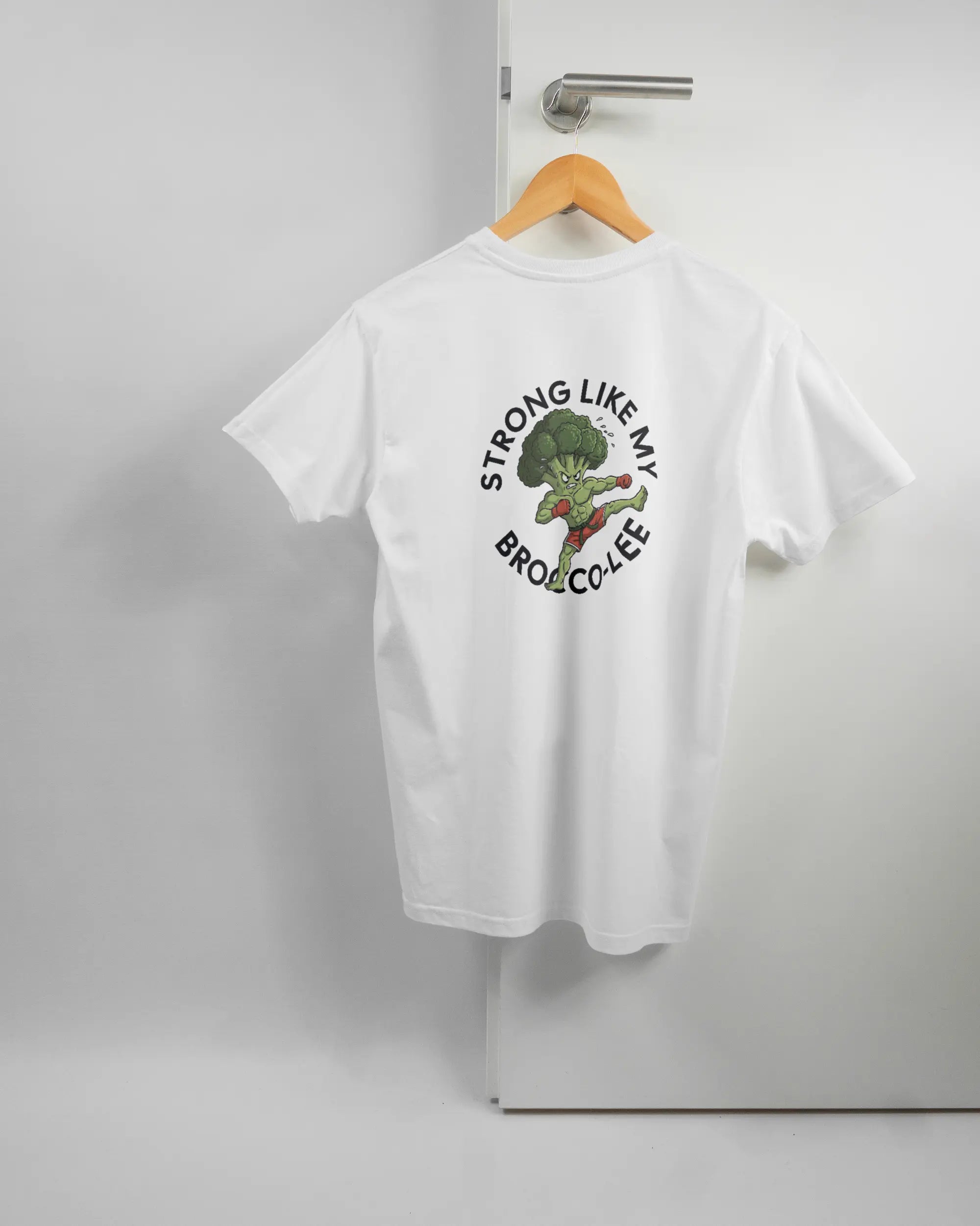 Rückseite des Basic Unisex T-Shirt Soft von Maondo mit dem Design Brocco-Lee in der Farbe White und in der Größe S auf einem Bügel an der Türklinke aufgehängt