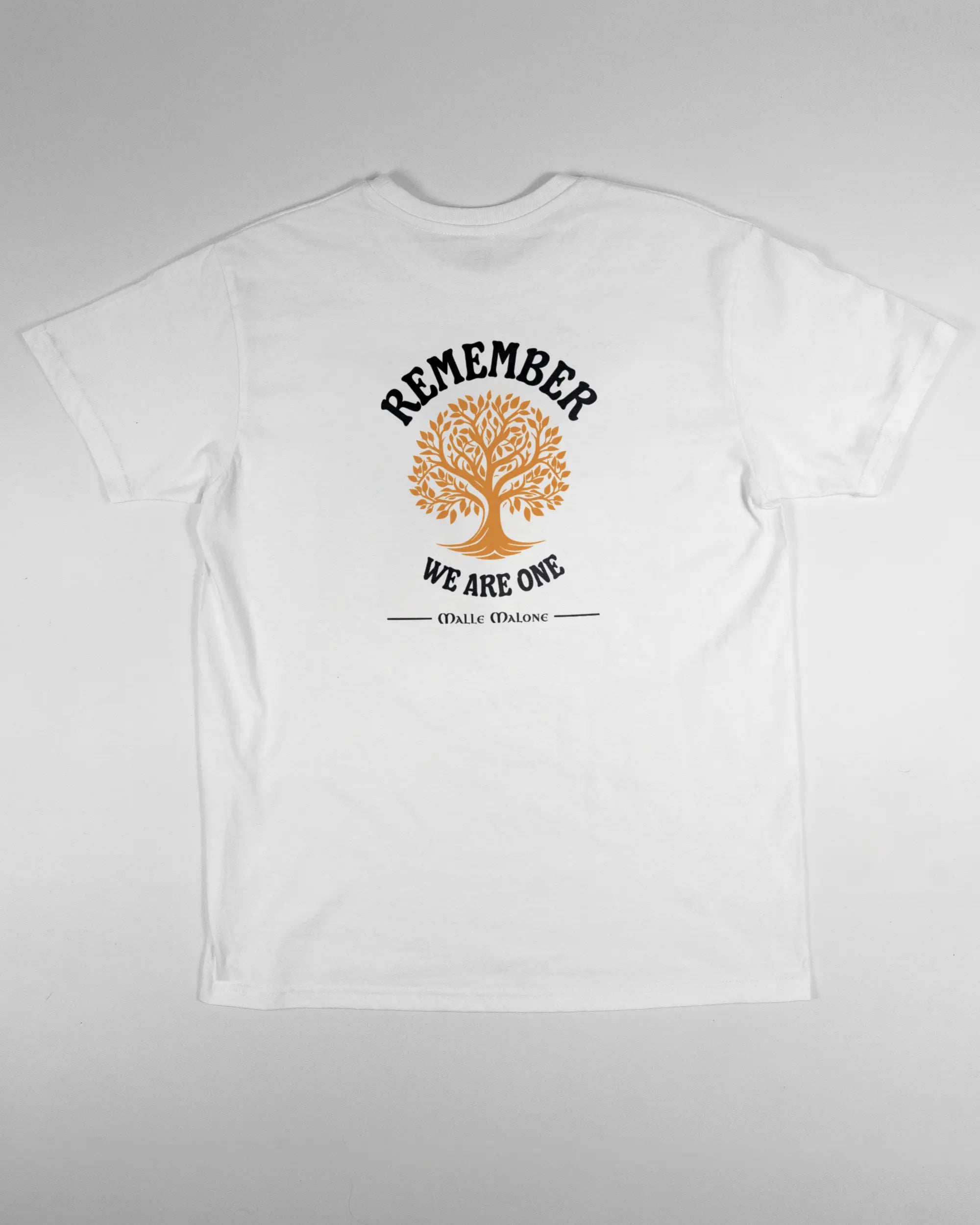 Rückseite des Basic Unisex T-Shirt Soft von Maondo mit dem Design We are one in der Farbe White und in der Größe S flach auf den Boden gelegt