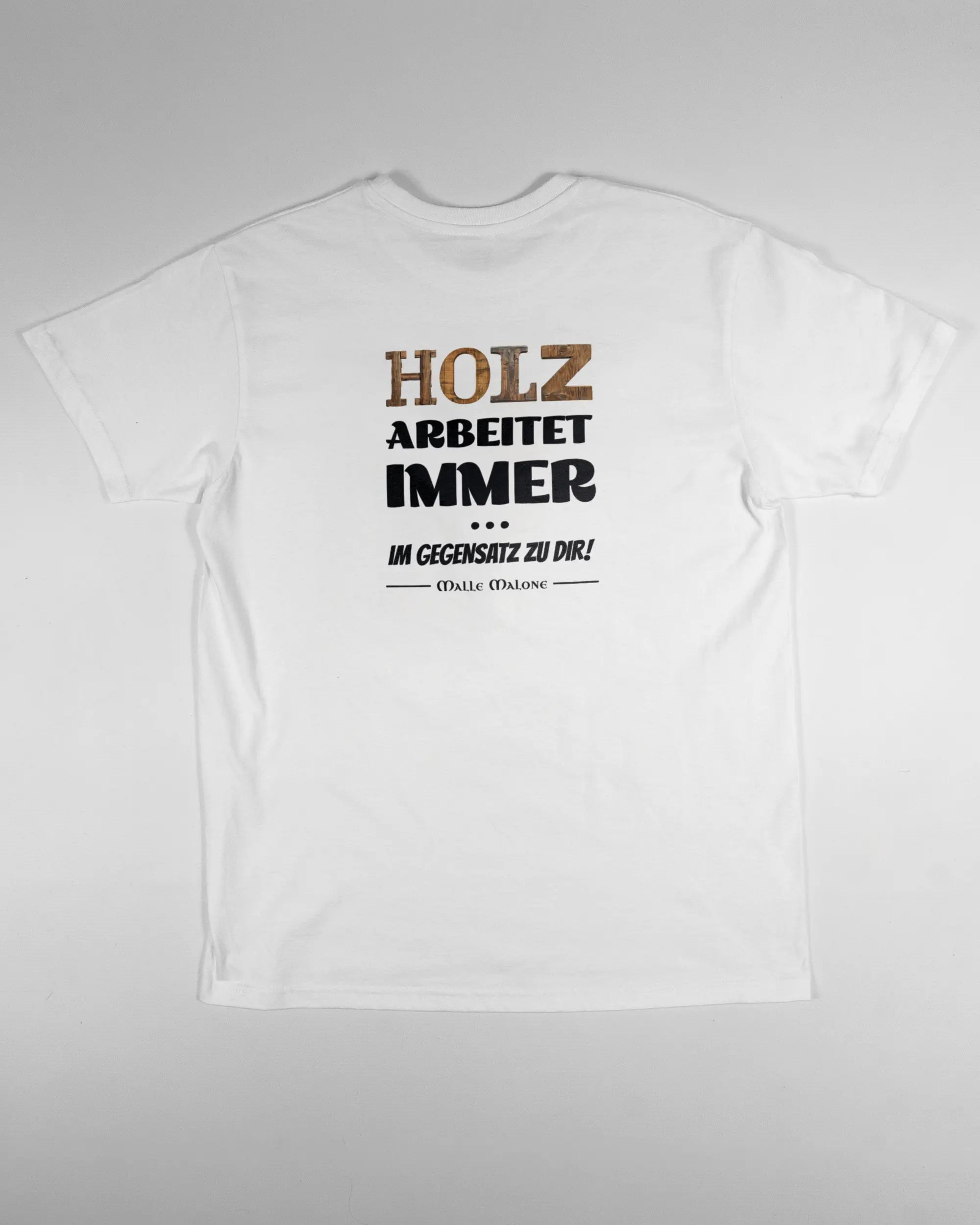 Rückseite des Basic Unisex T-Shirt Soft von Maondo mit dem Design Holzarbeit in der Farbe White und in der Größe S flach auf den Boden gelegt